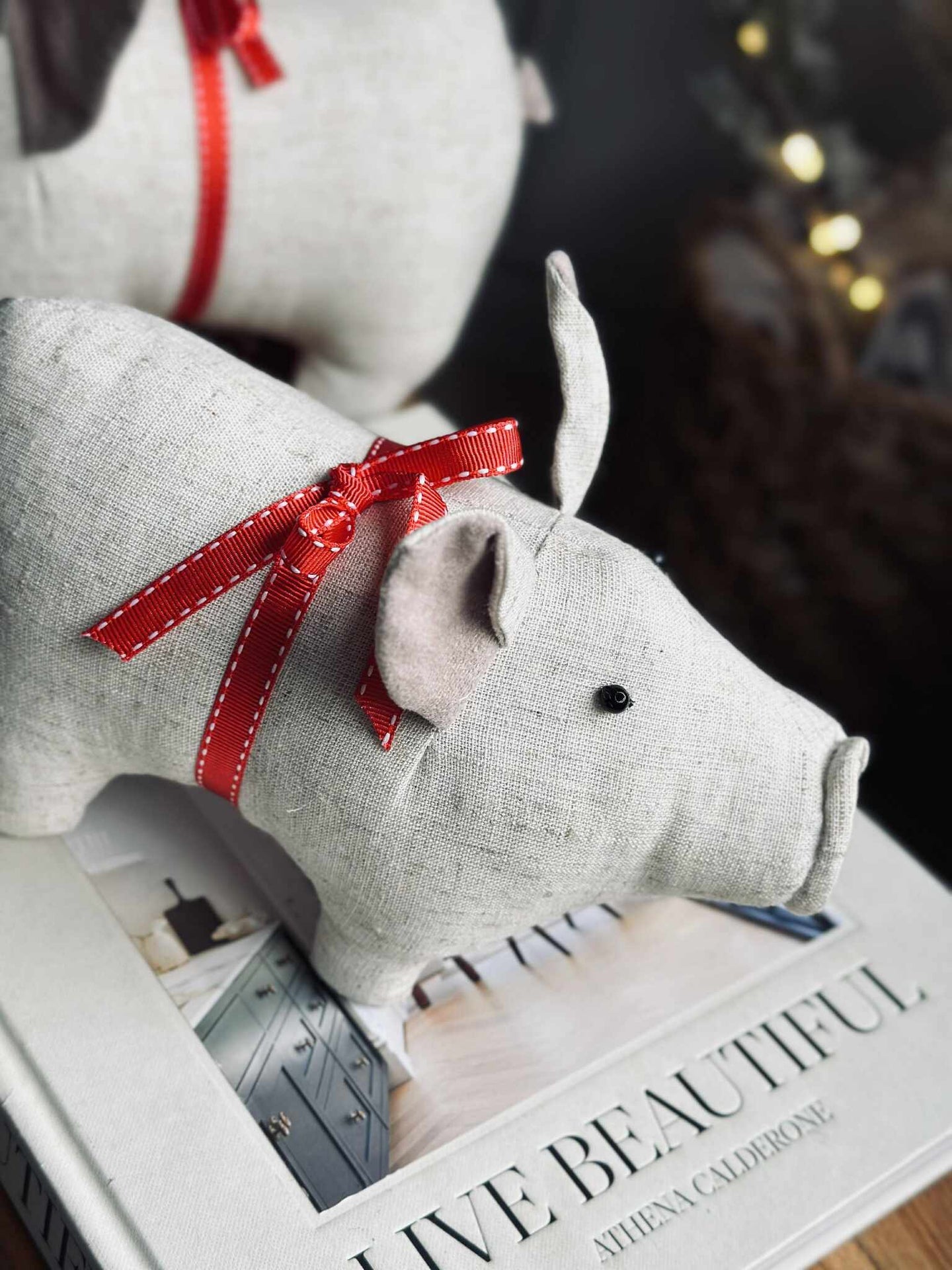 Julgris med rosett - Sand