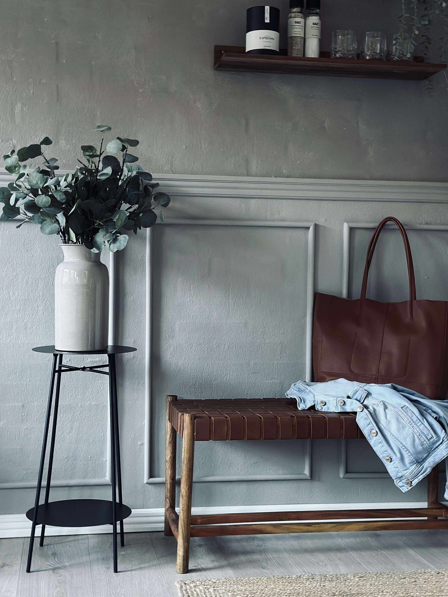 Sidobord med hylla