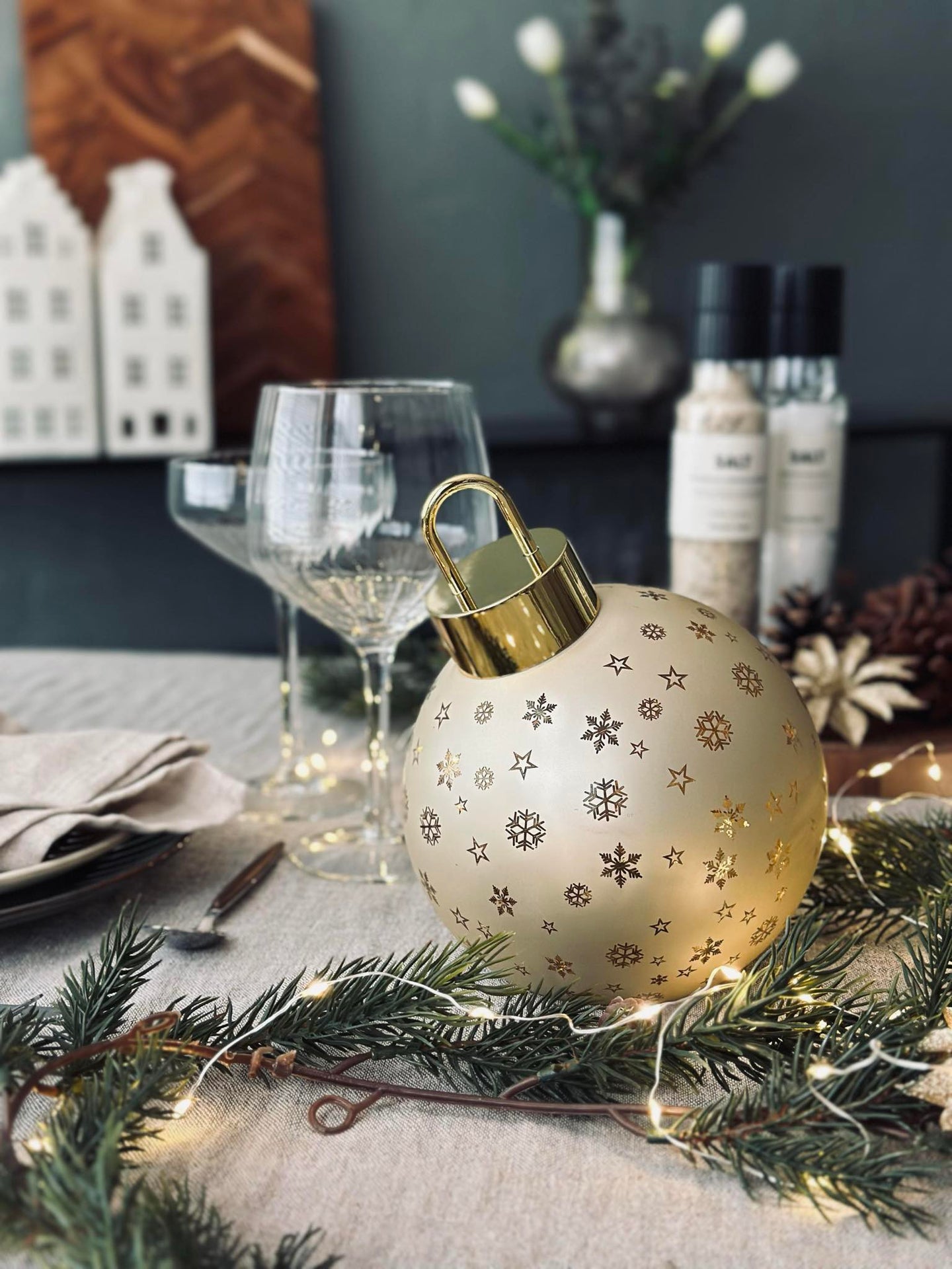 Julkula med LED-ljus - Guld