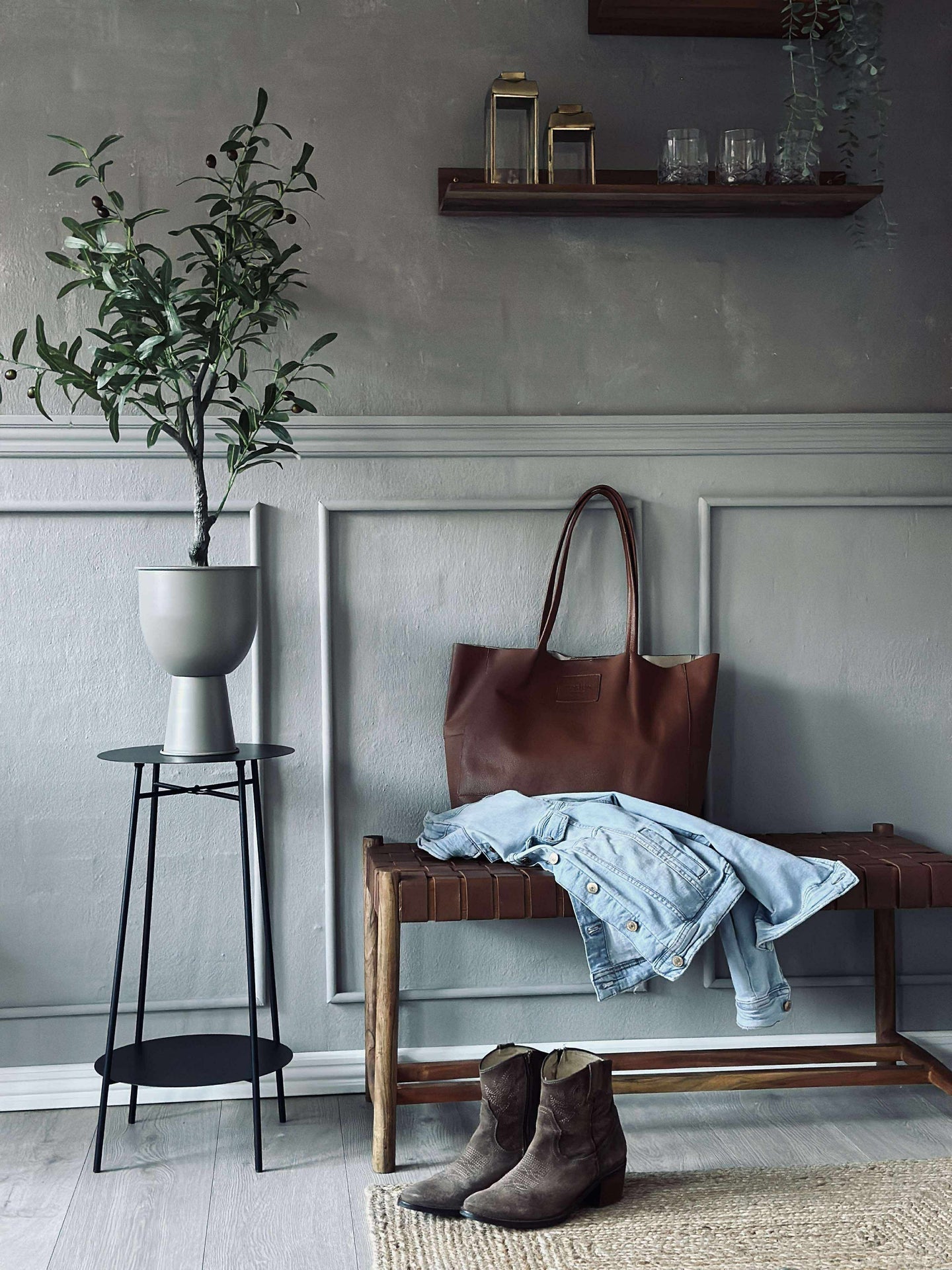 Sidobord med hylla
