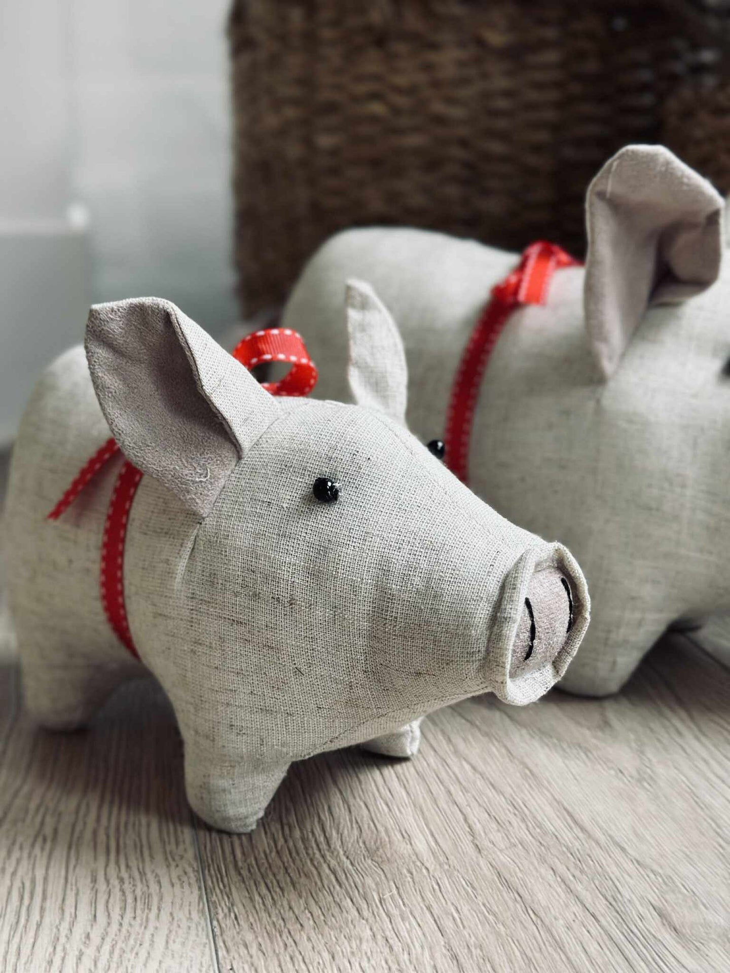 Julgris med rosett - Sand