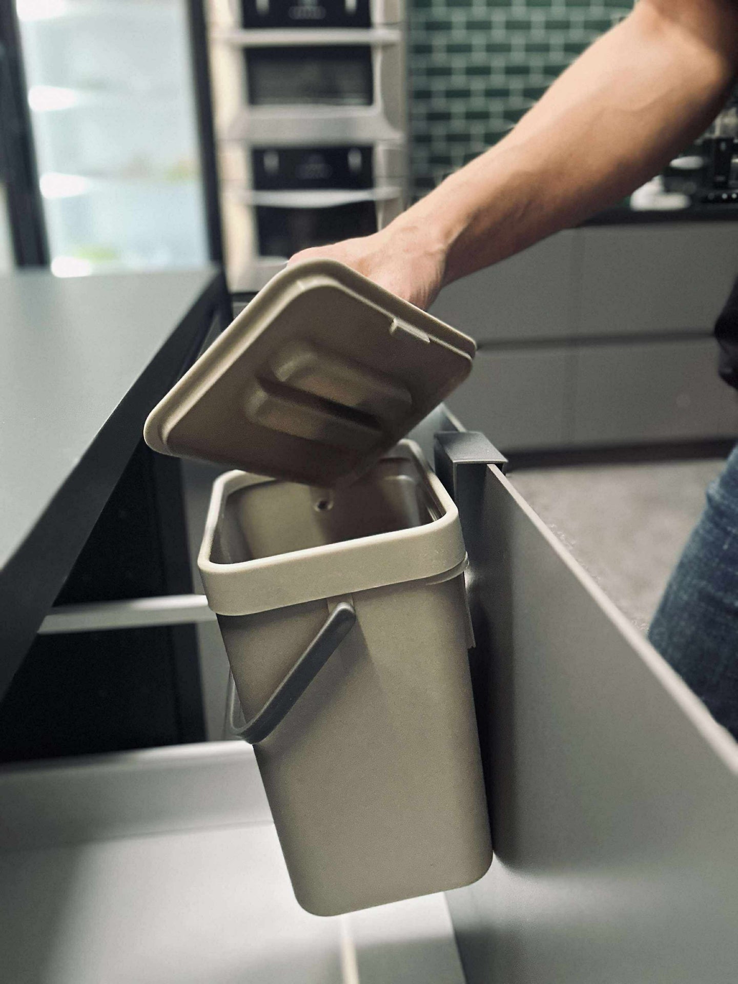 Hink med lock och upphängning