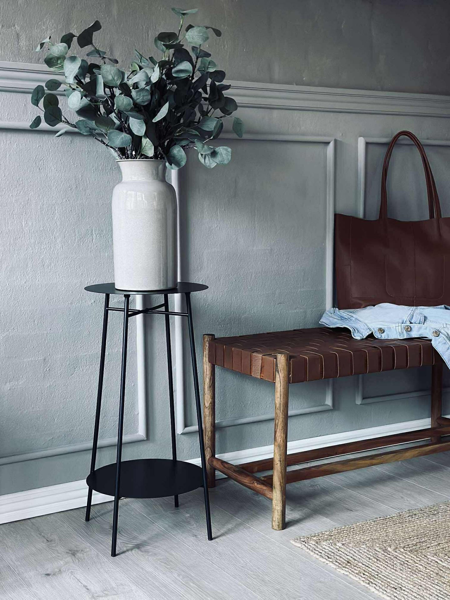 Sidobord med hylla