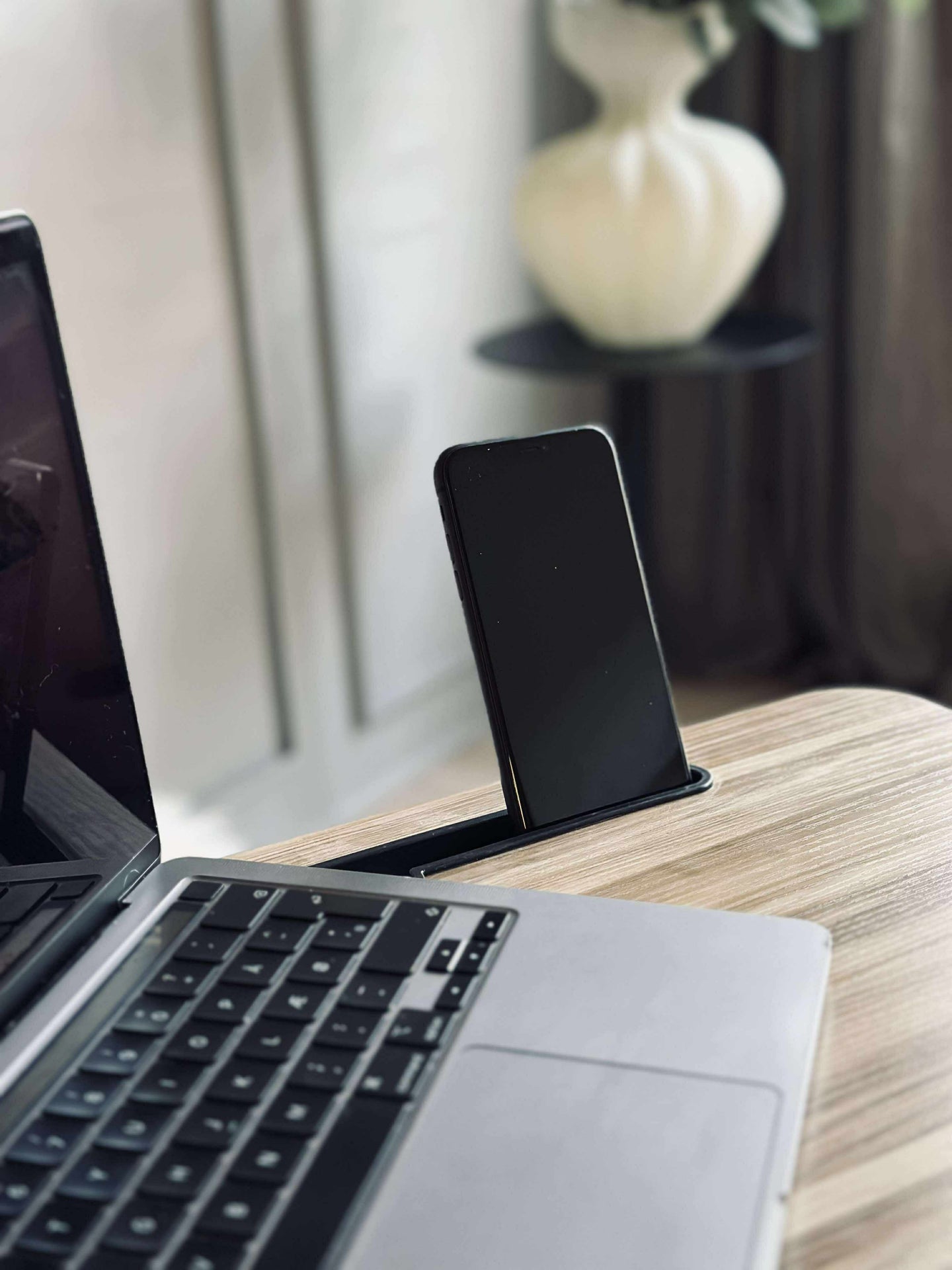 Brickbord med hållare för iPad / telefon