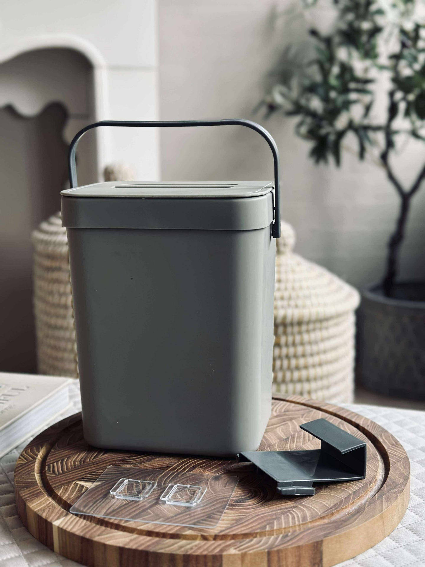 Hink med lock och upphängning