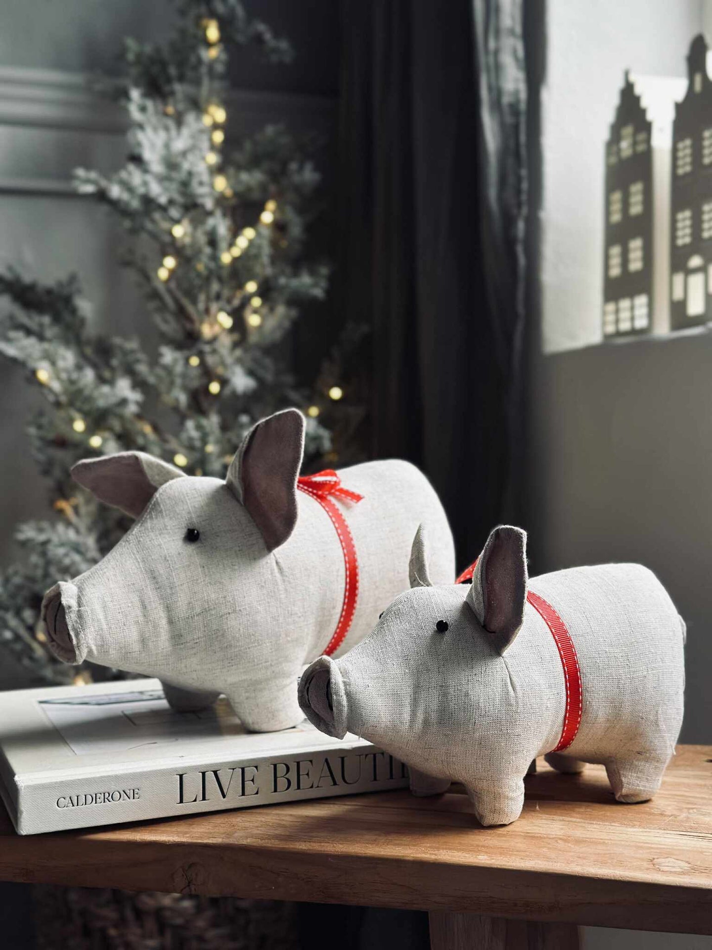 Julgris med rosett - Sand