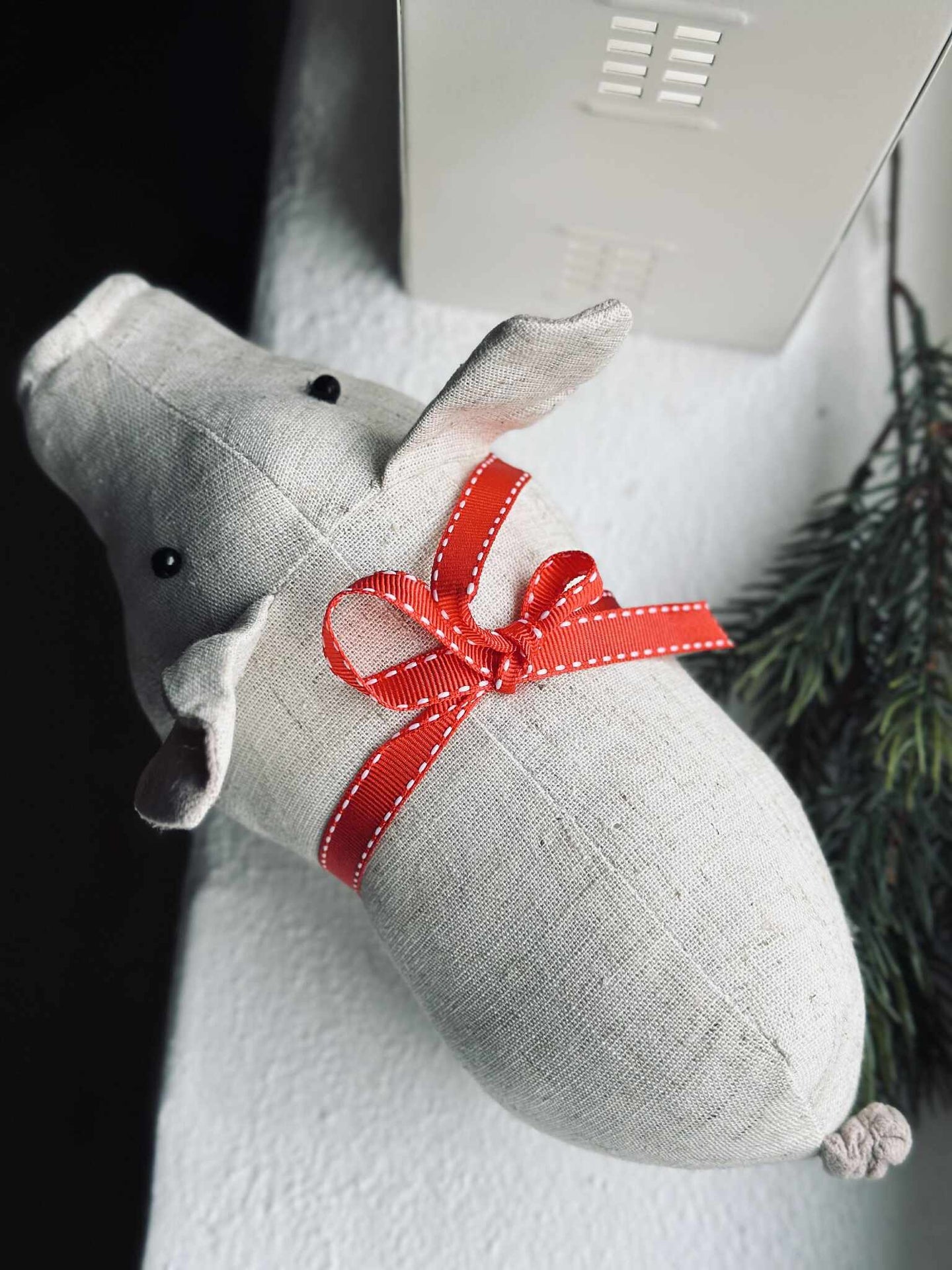 Julgris med rosett - Sand