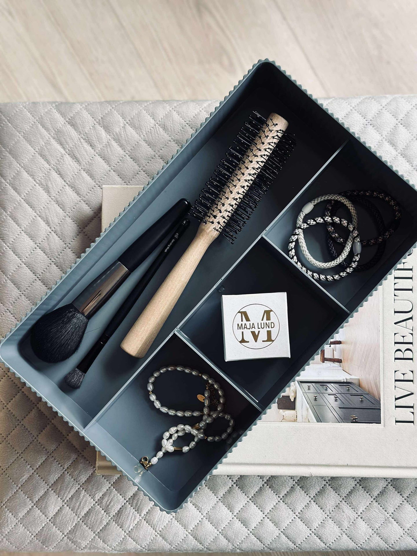 Sminkorganisatör med fackindelning - Grå