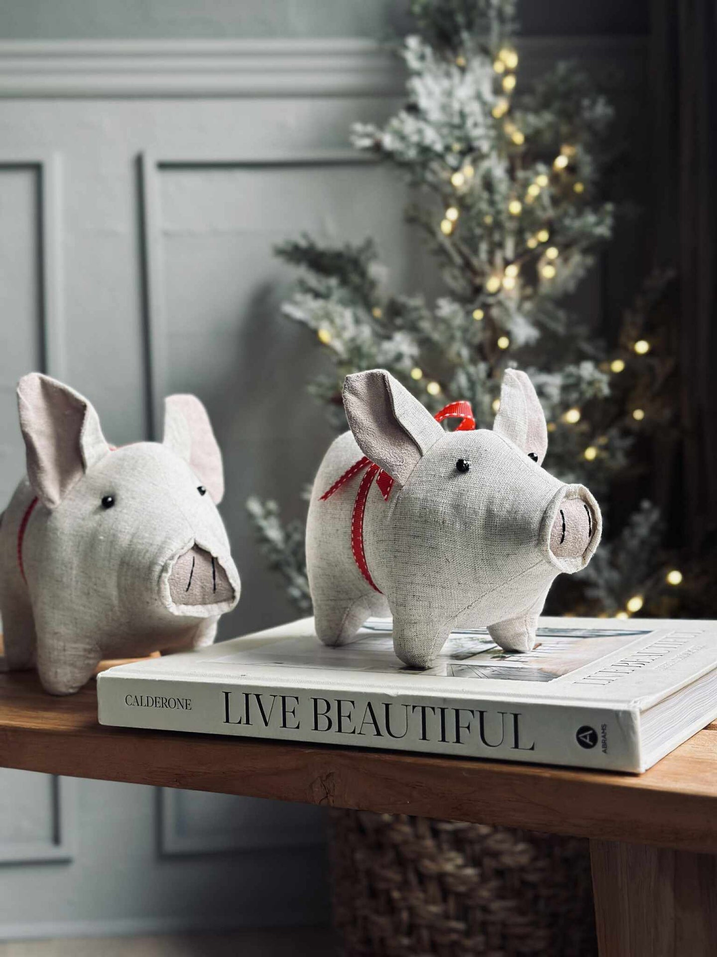 Julgris med rosett - Sand