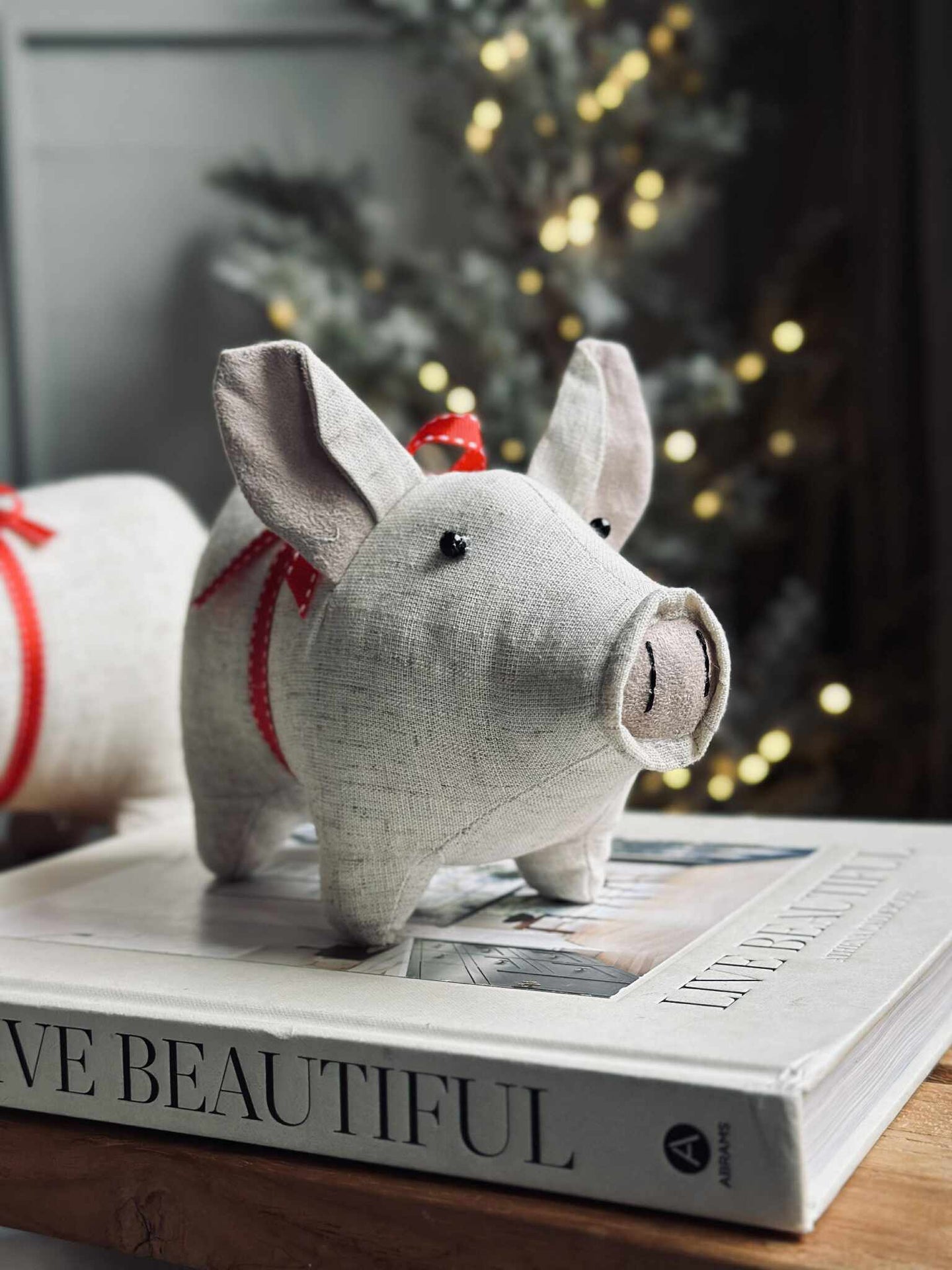 Julgris med rosett - Sand