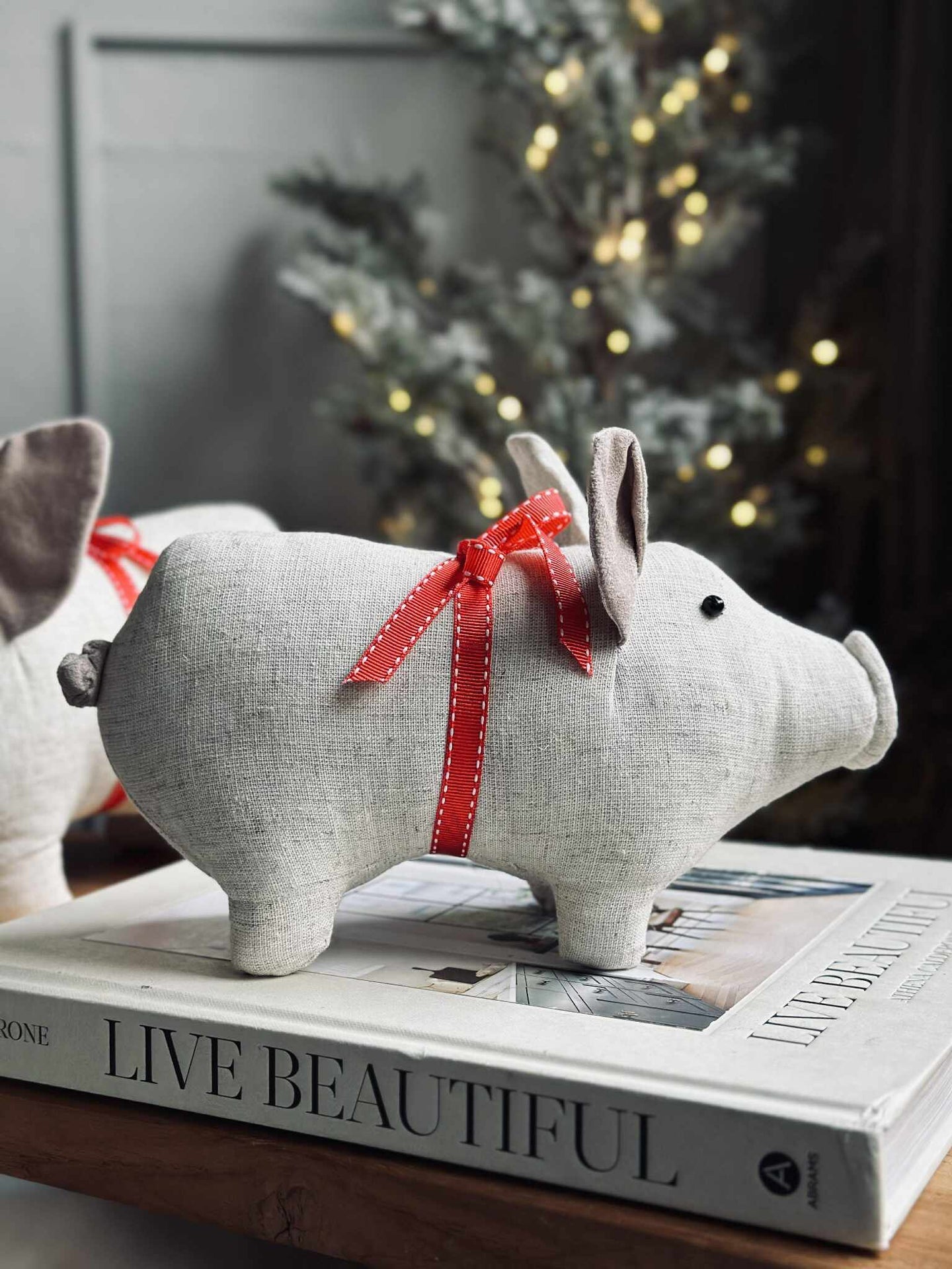 Julgris med rosett - Sand