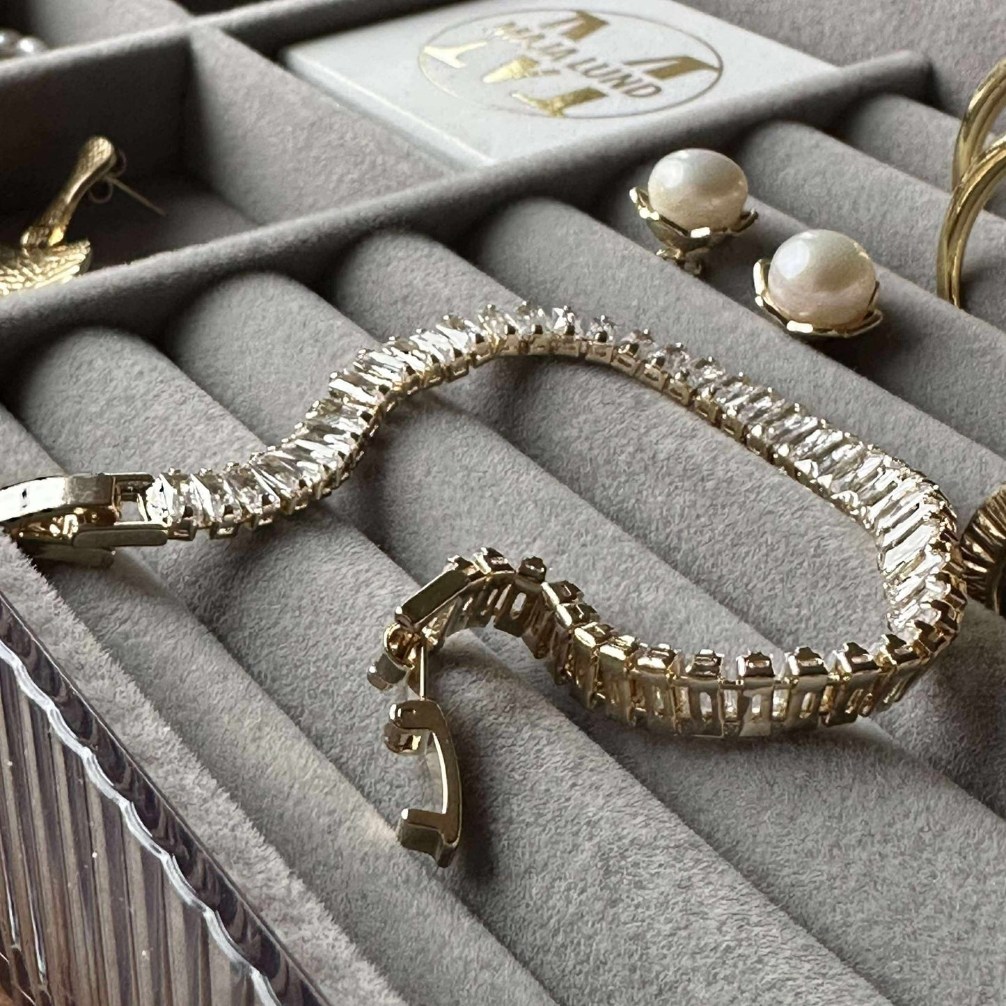 Tennisarmband Thelma med zirkoner - guldpläterad