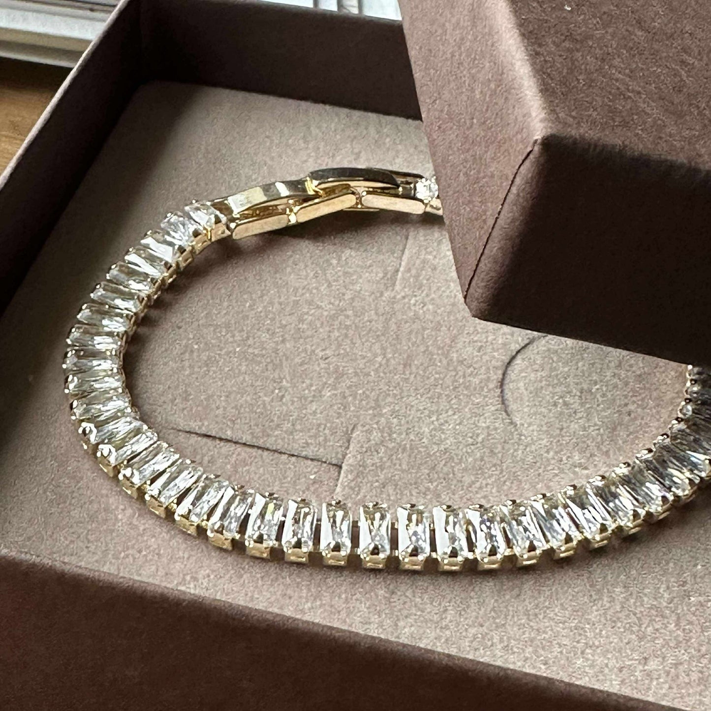 Tennisarmband Thelma med zirkoner - guldpläterad