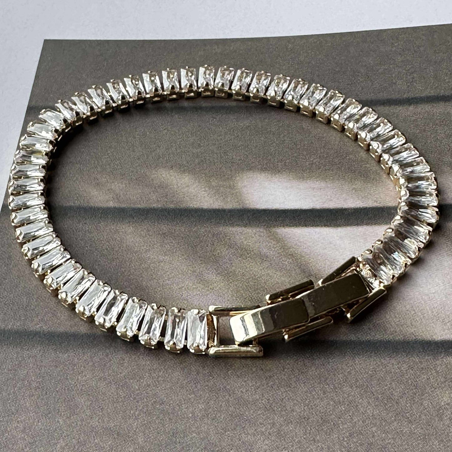 Tennisarmband Thelma med zirkoner - guldpläterad