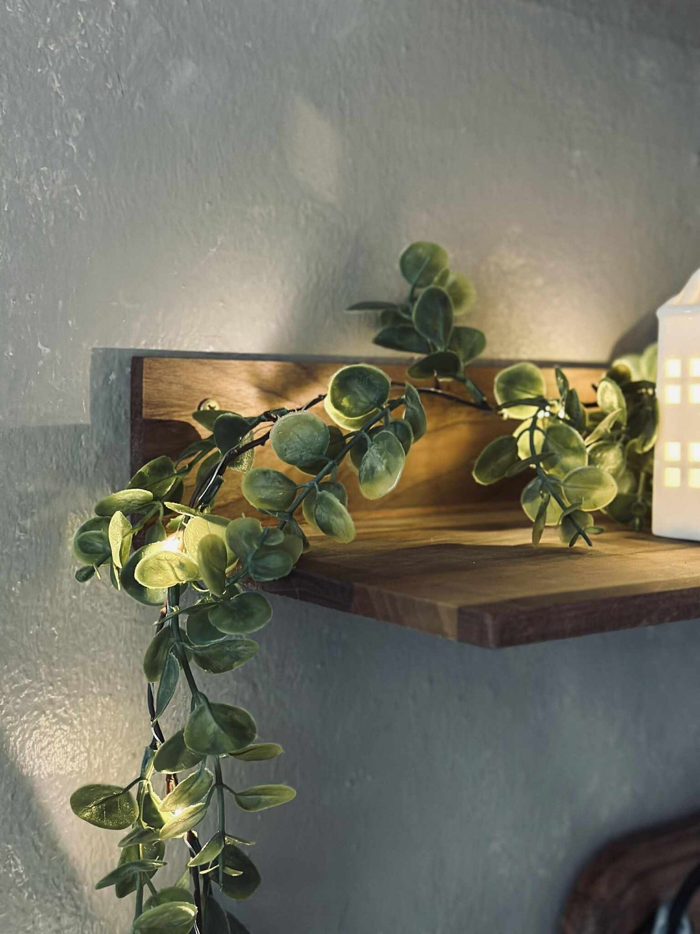 Ljusslinga med gröna eukalyptusblad