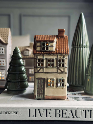 Ljuslykta i keramik med korsvirke