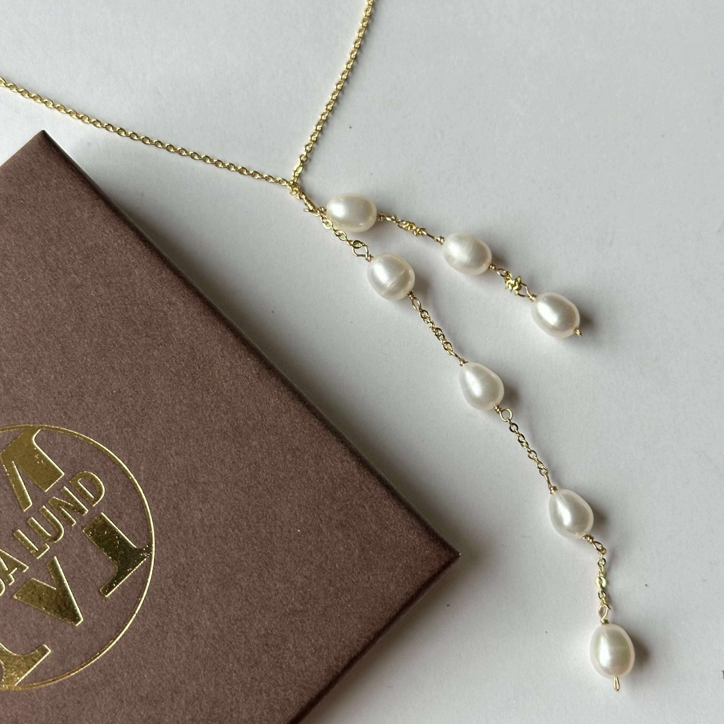 Halsband EMMY - Y-kedja med sötvattenspärlor