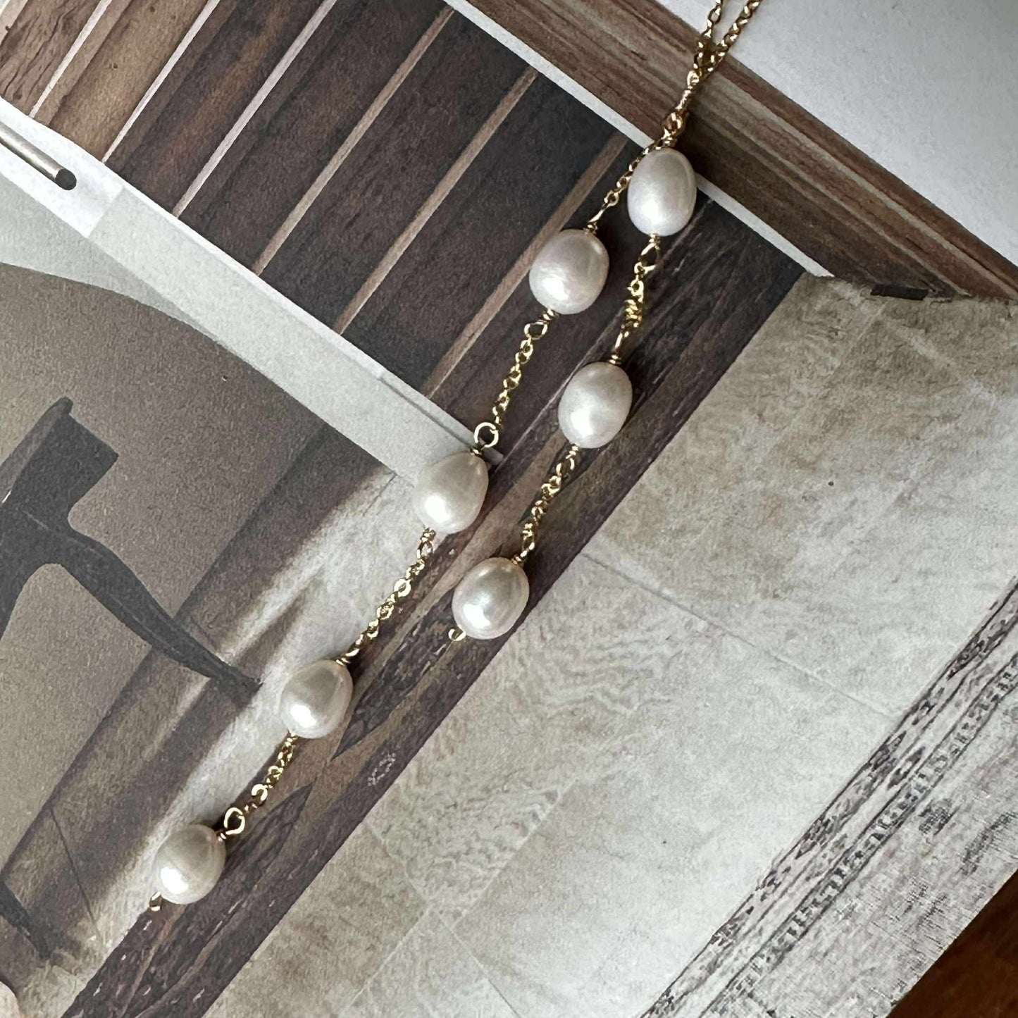 Halsband EMMY - Y-kedja med sötvattenspärlor