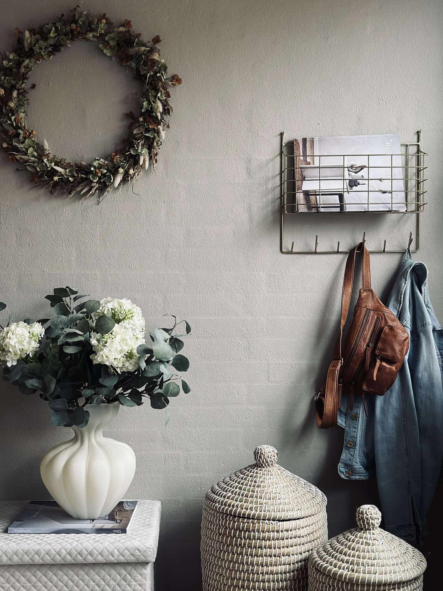 Vägghylla med krokar - Metall