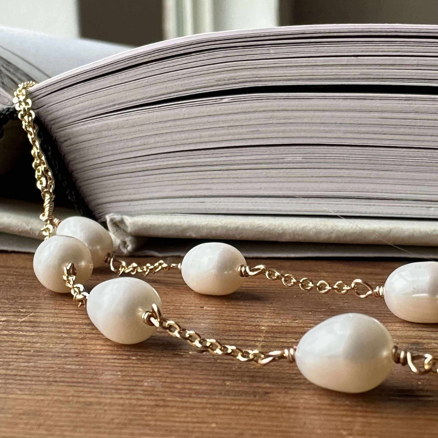 Halsband EMMY - Y-kedja med sötvattenspärlor