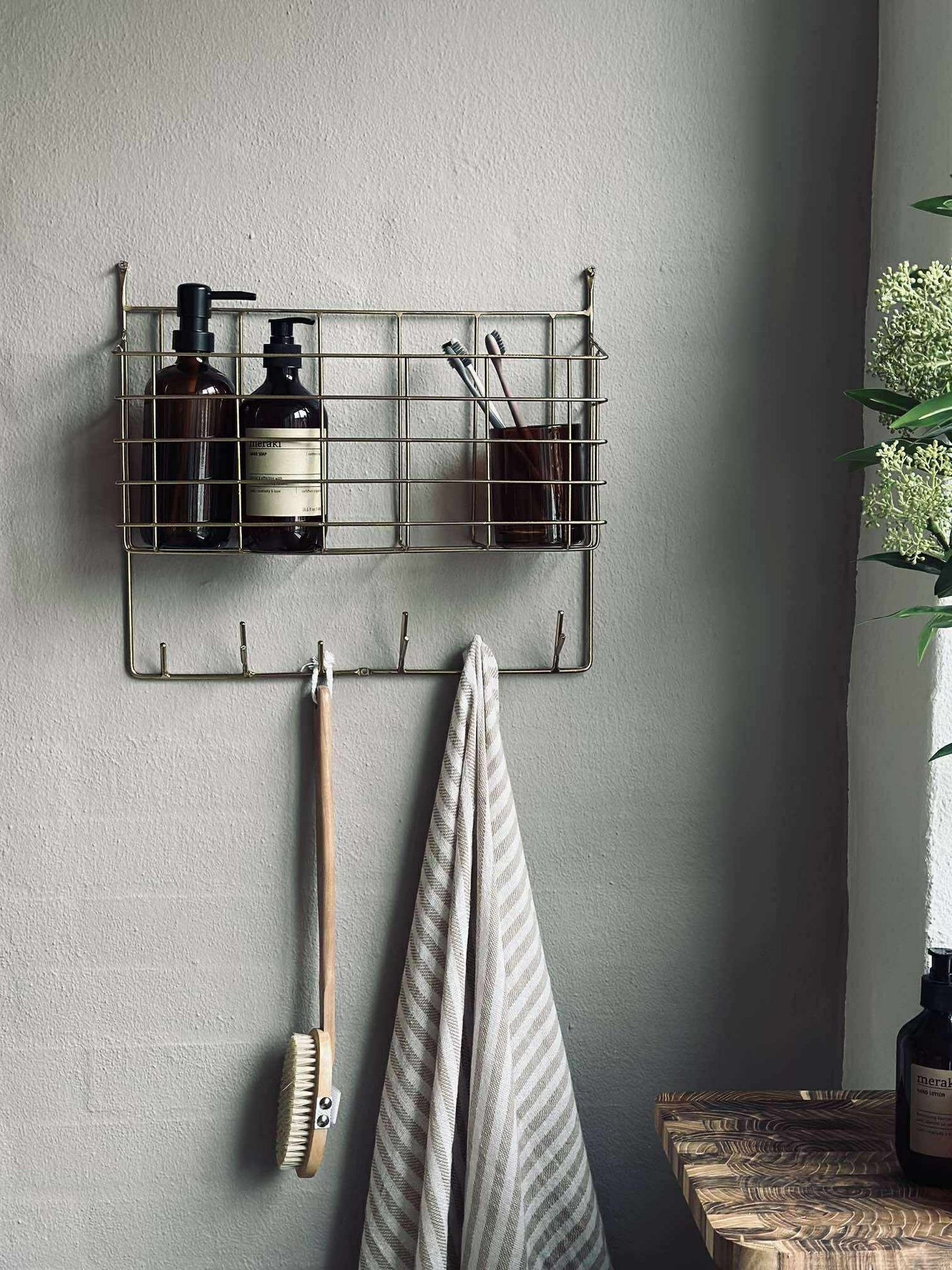 Vägghylla med krokar - Metall