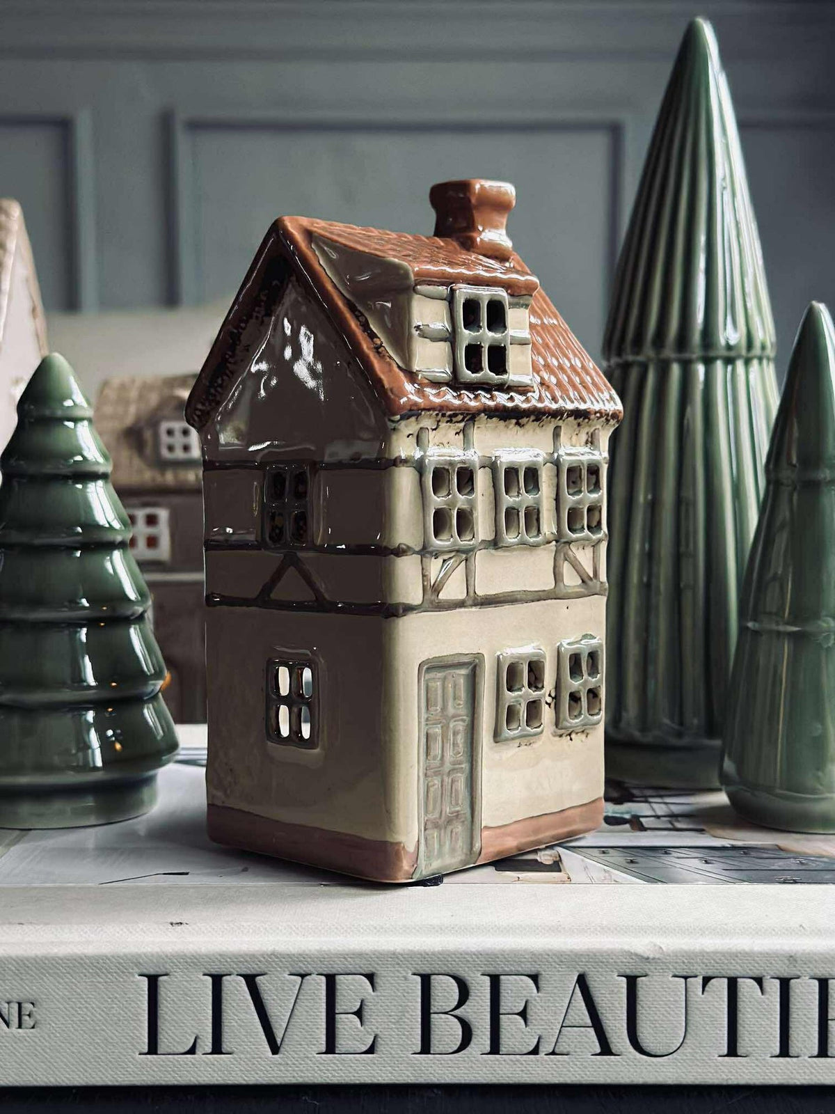 Ljushus i keramik med korsvirke