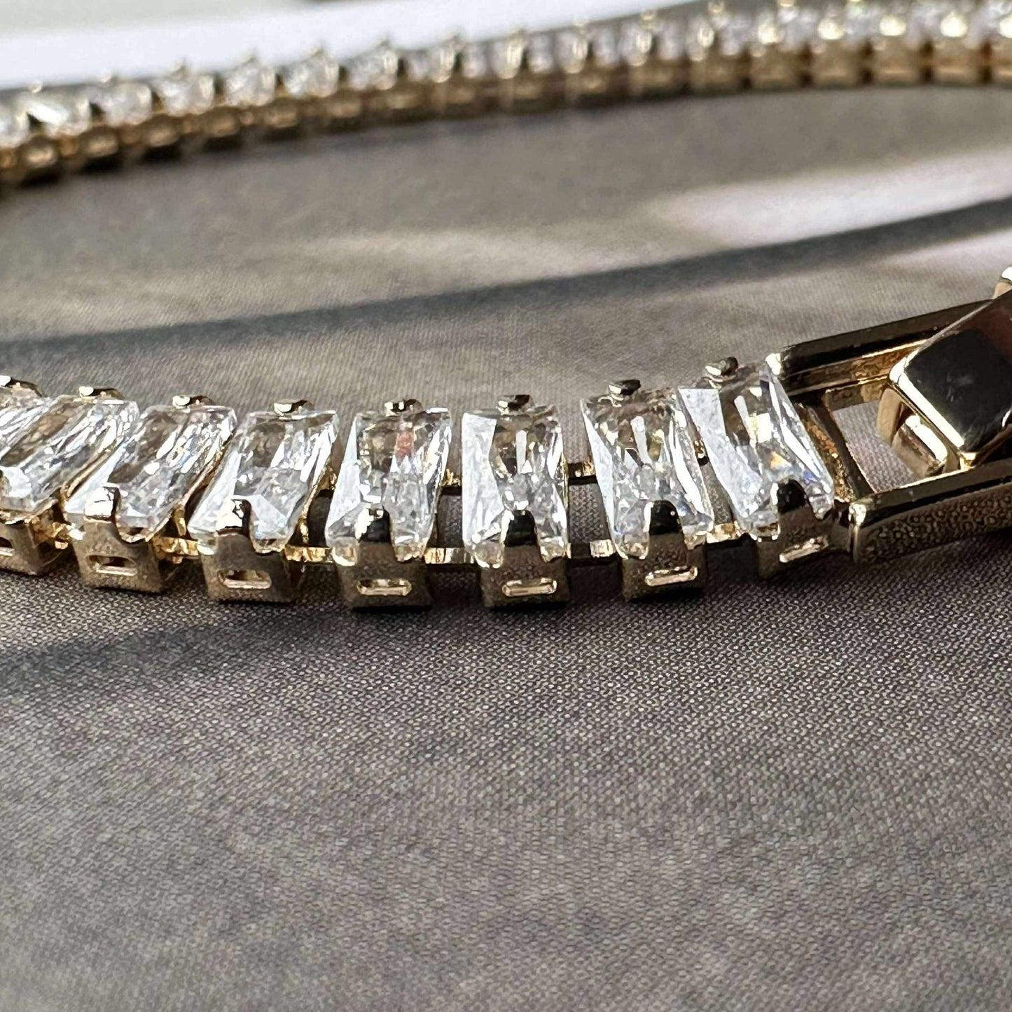 Tennisarmband Thelma med zirkoner - guldpläterad