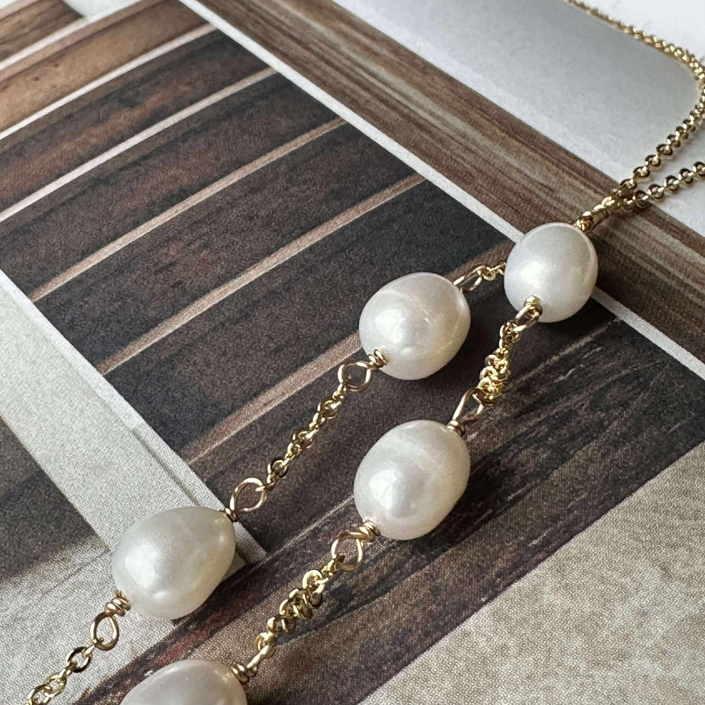 Halsband EMMY - Y-kedja med sötvattenspärlor