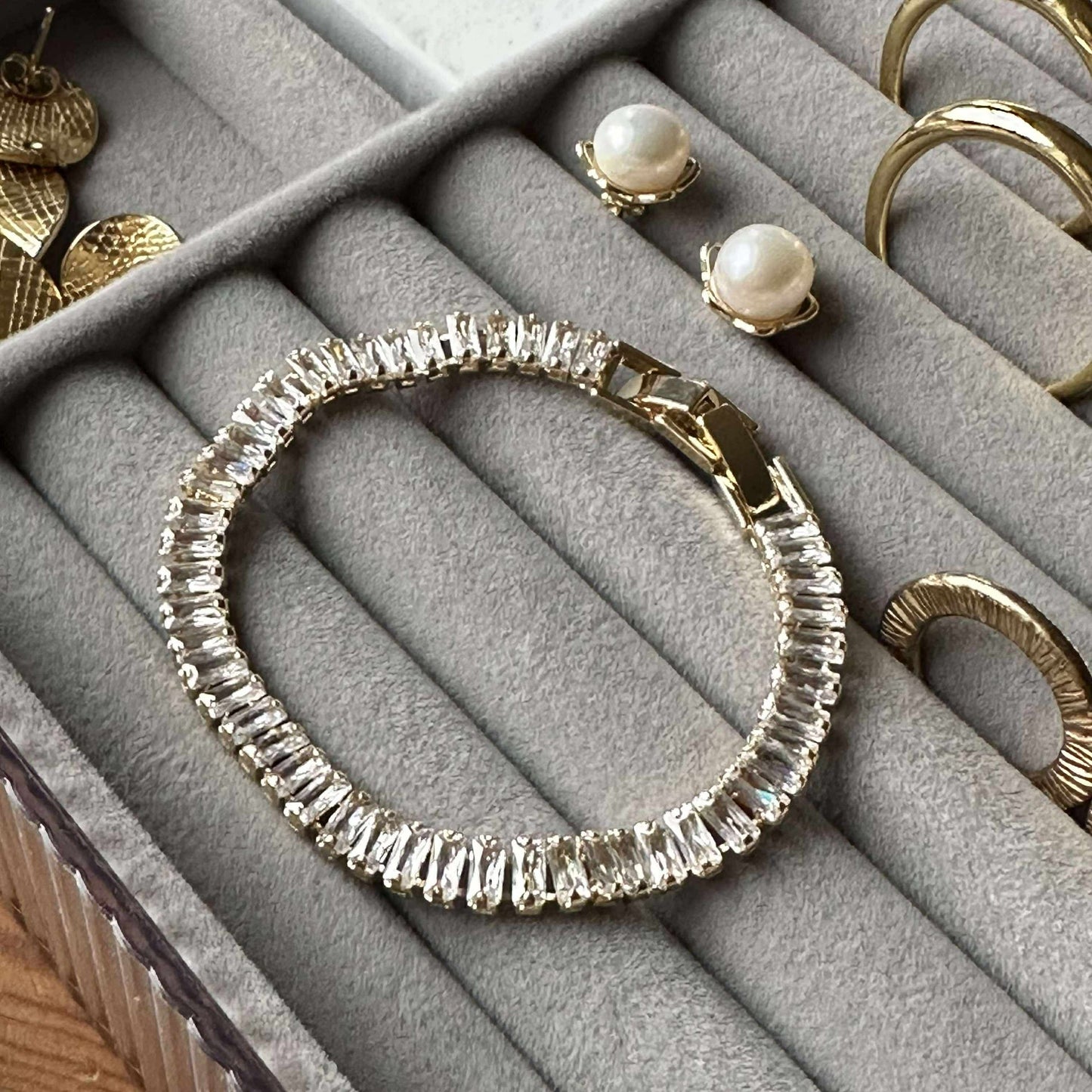 Tennisarmband Thelma med zirkoner - guldpläterad