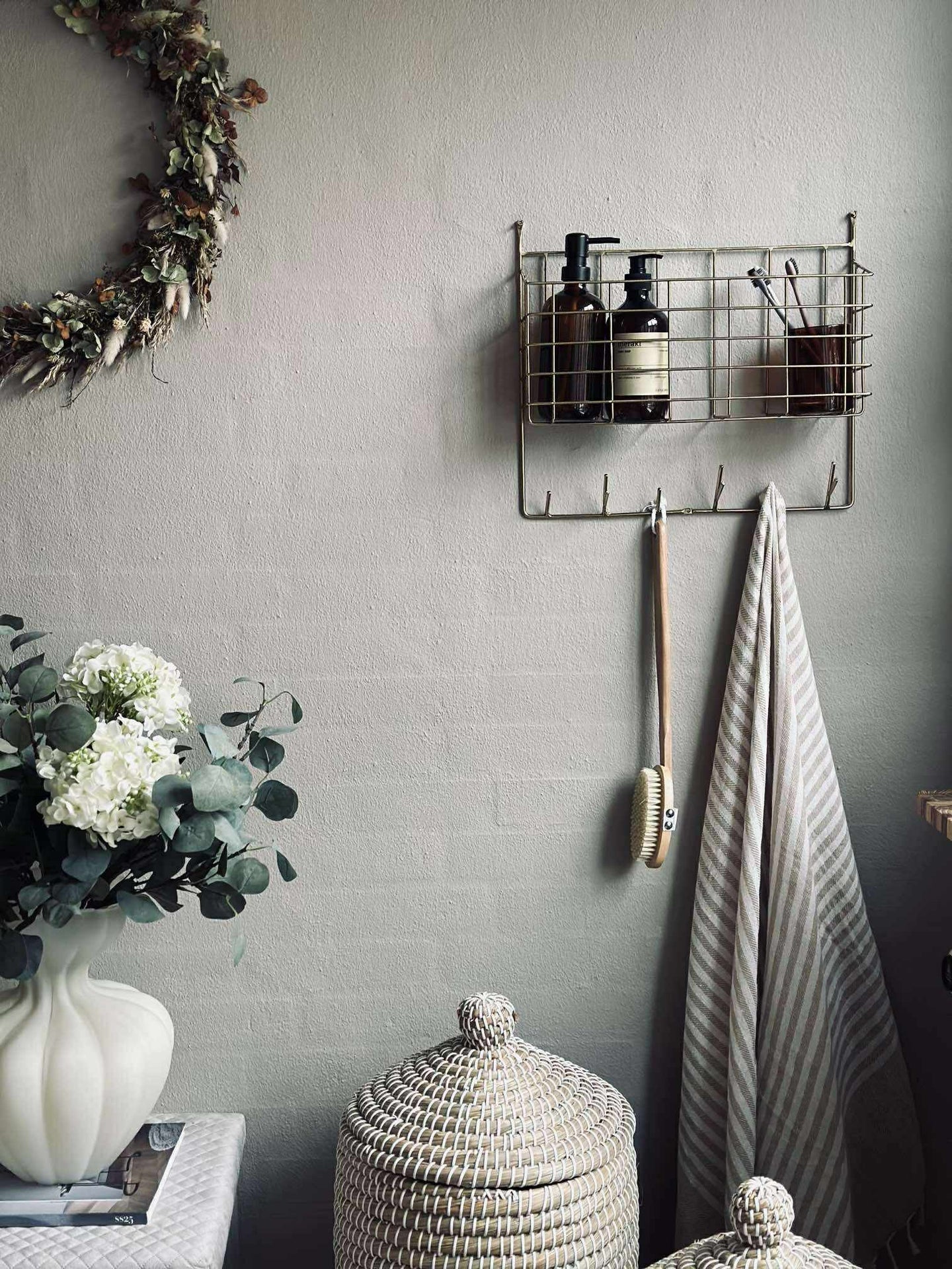 Vägghylla med krokar - Metall