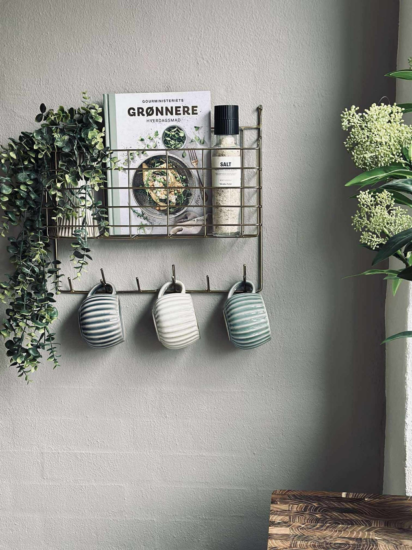 Vägghylla med krokar - Metall