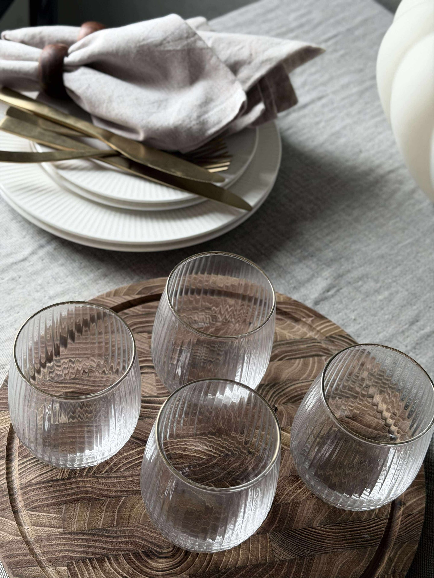 Vattenglas med räfflad design och guldkant - 4 st.