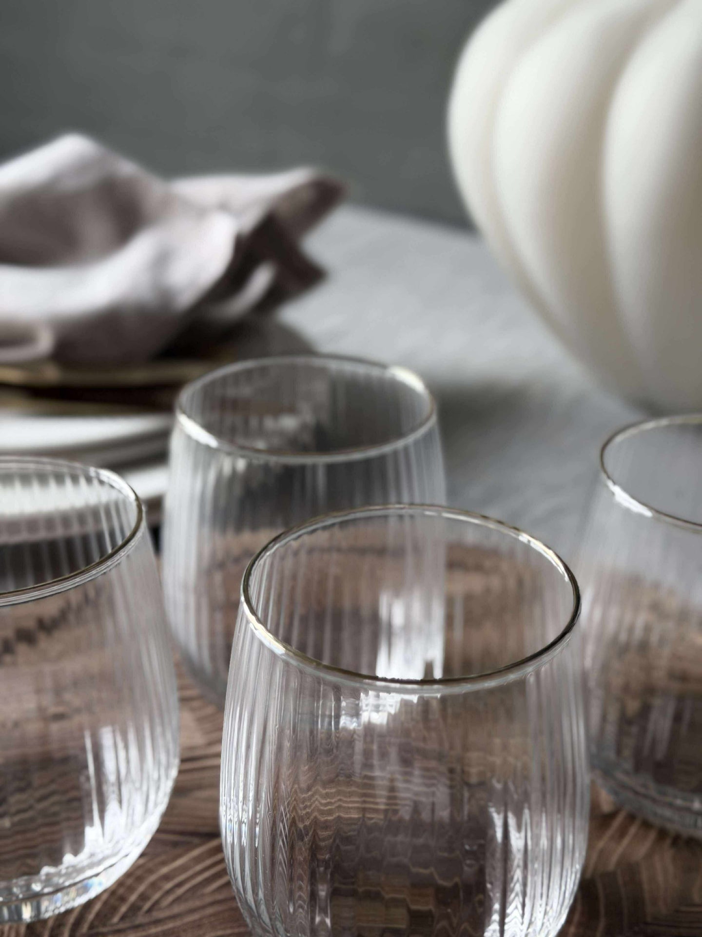 Vattenglas med räfflad design och guldkant - 4 st.