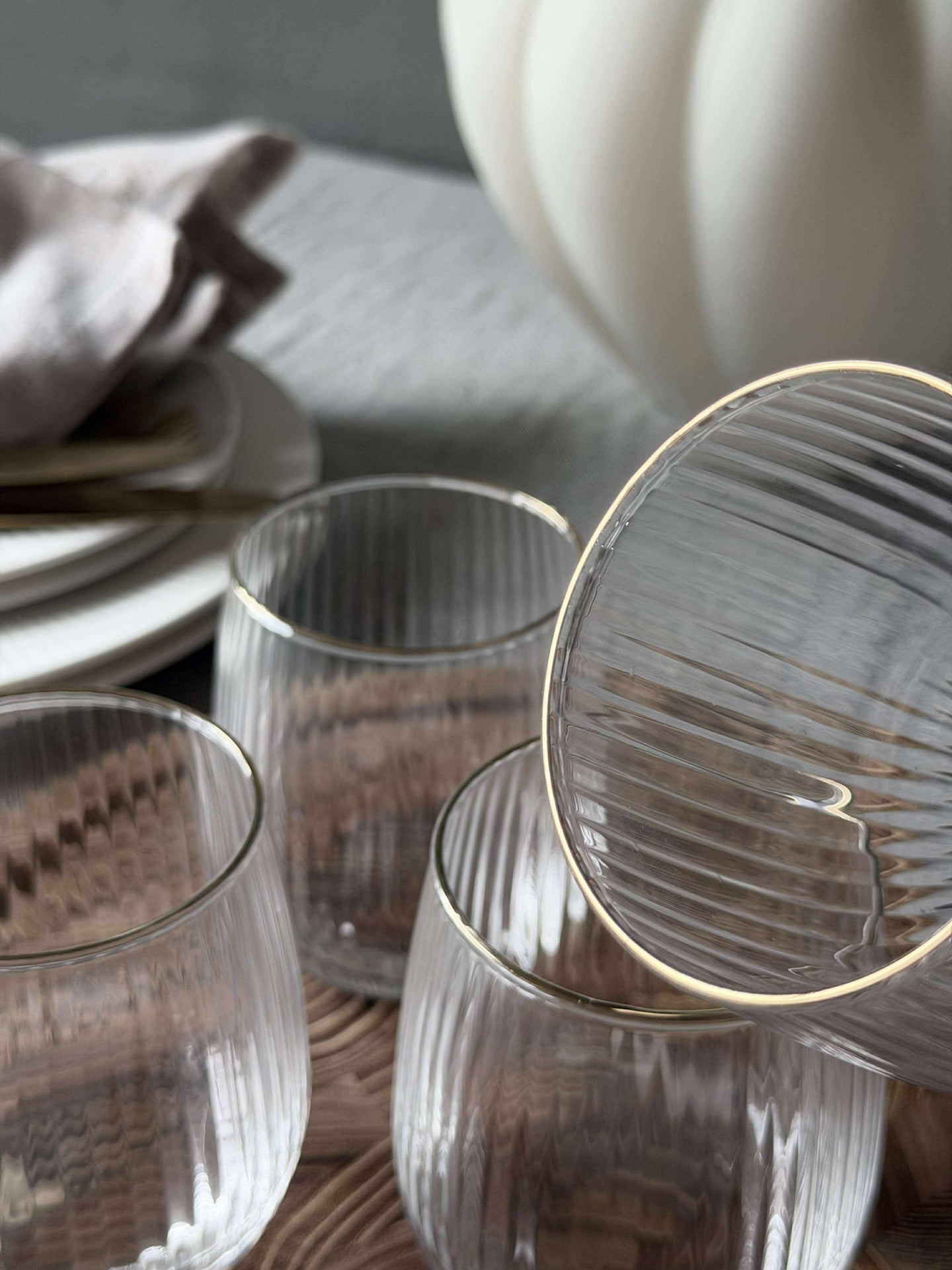 Vattenglas med räfflad design och guldkant - 4 st.