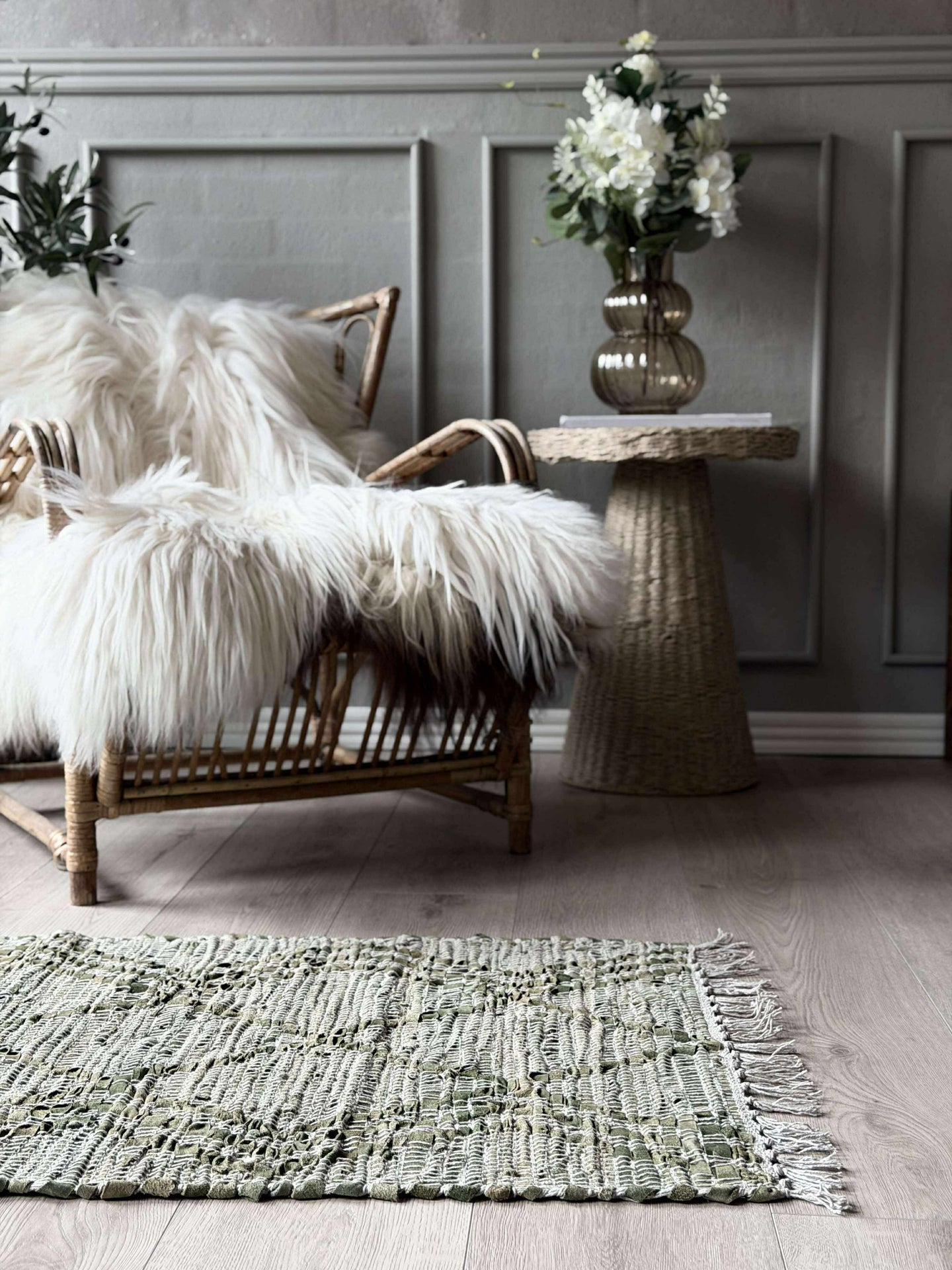 Dörrmatta i läder med fransar - Grön