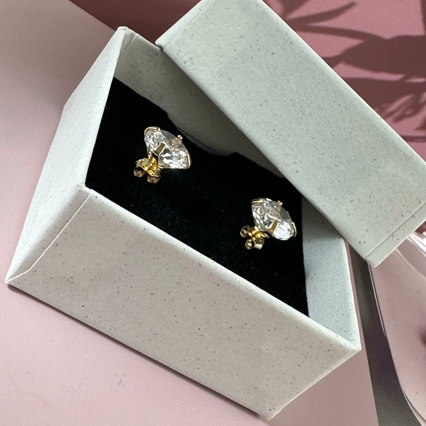 Klassiska förgyllda örhängen