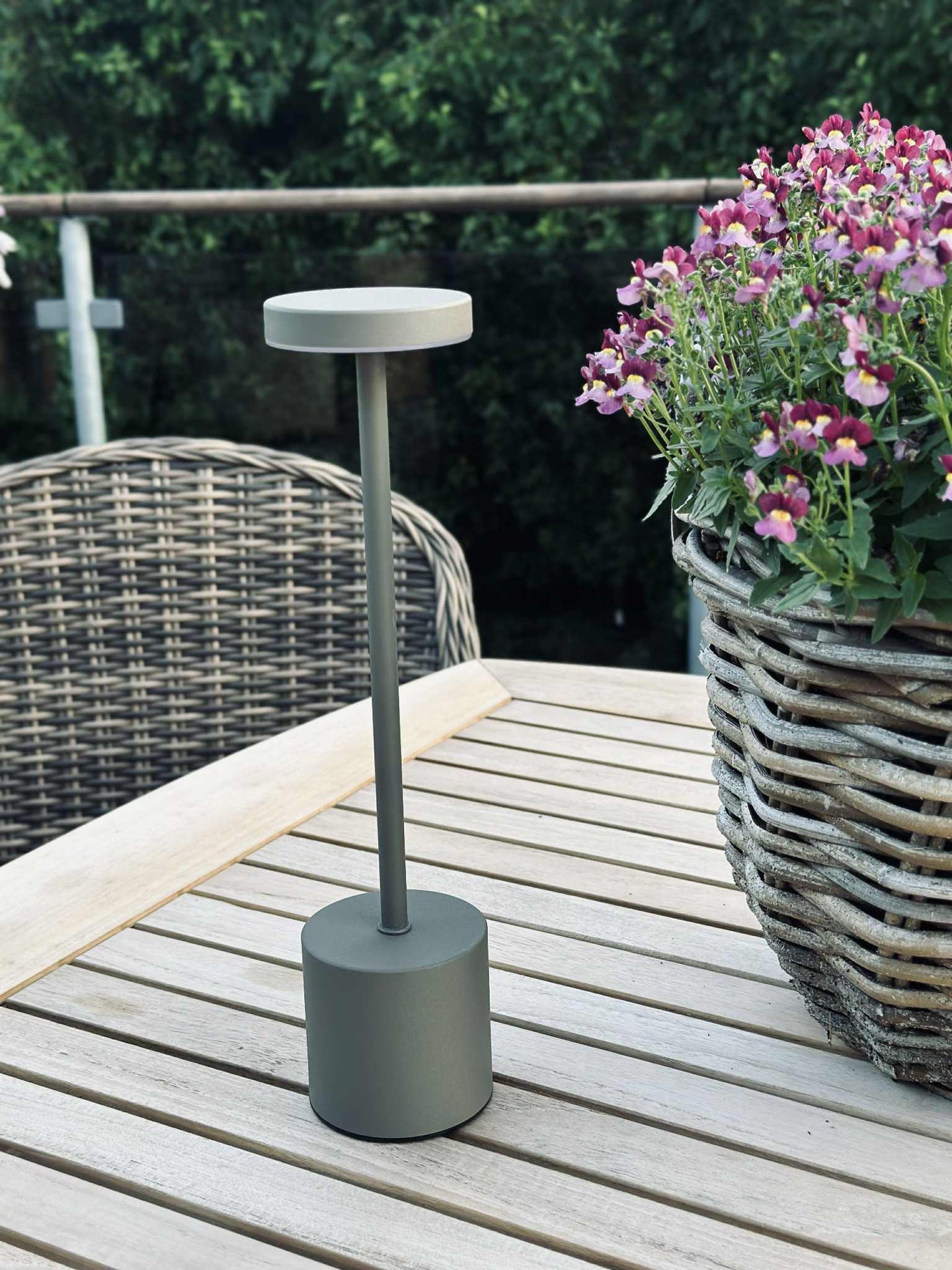 LED bordslampa KELLY Taupe - uppladdningsbar
