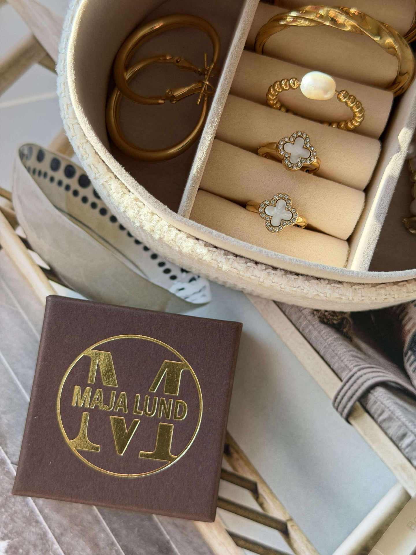 Örhängen ELLIE - förgyllda och besatta med zirkoner