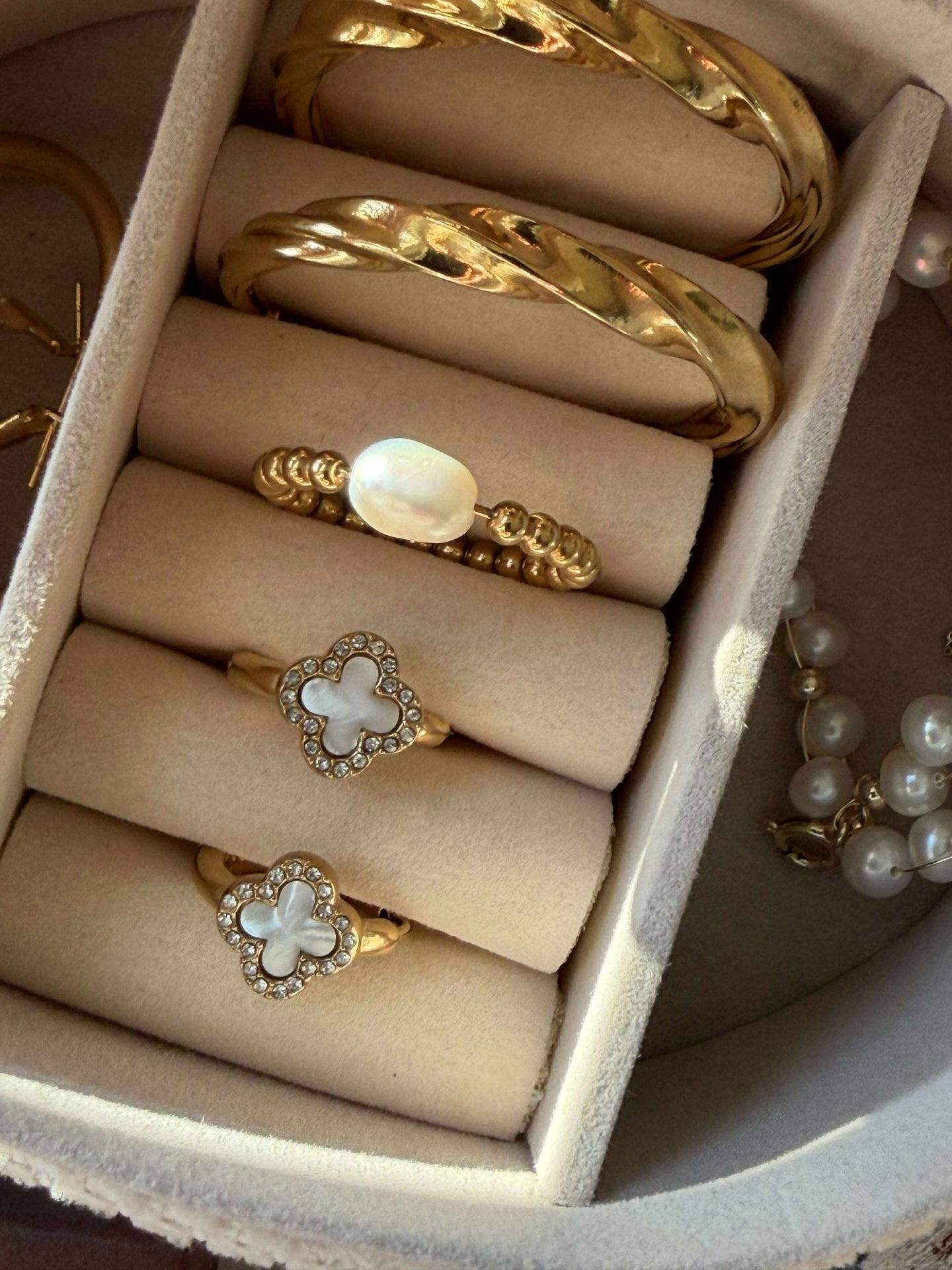 Örhängen ELLIE - förgyllda och besatta med zirkoner