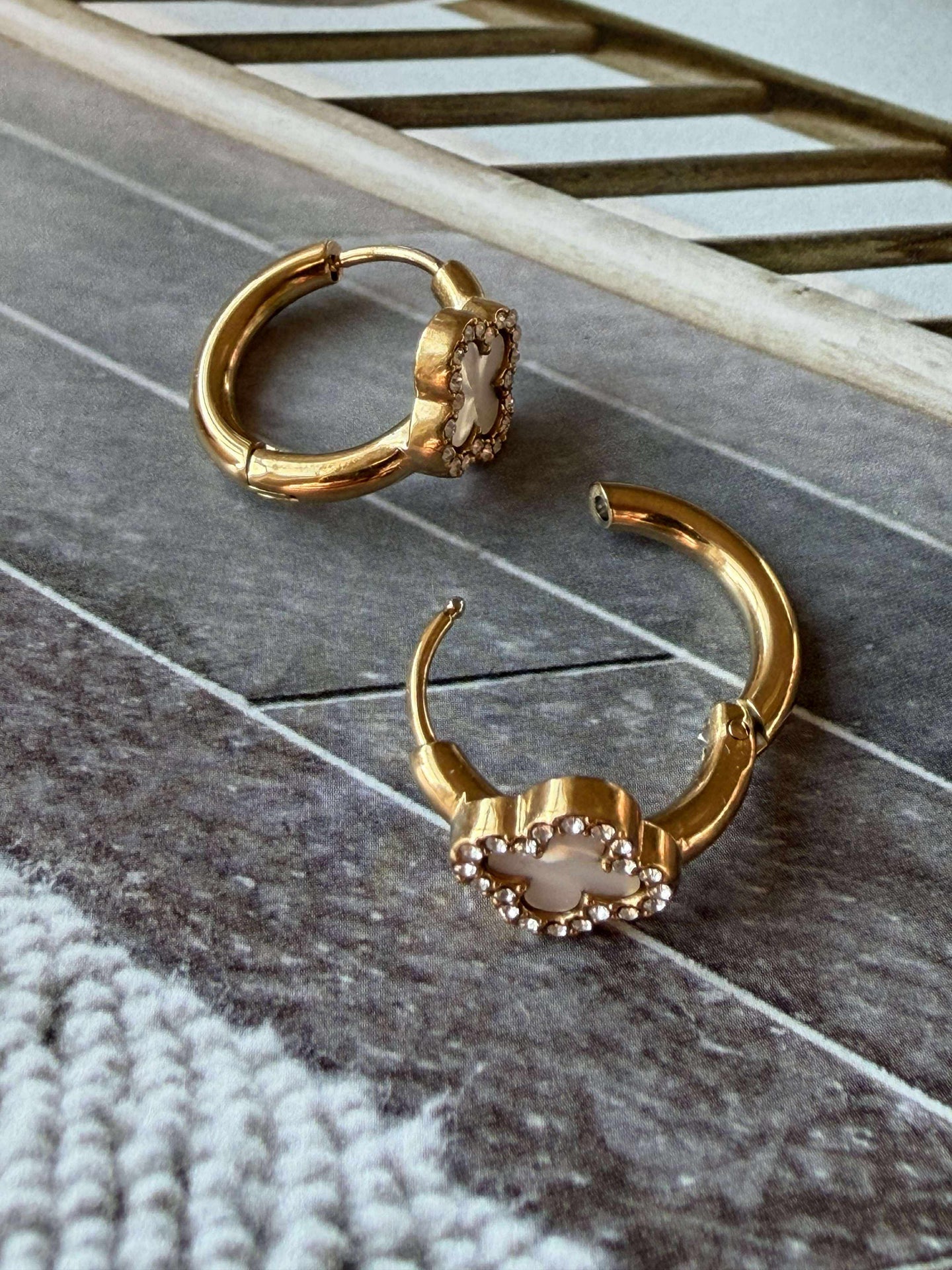 Örhängen ELLIE - förgyllda och besatta med zirkoner