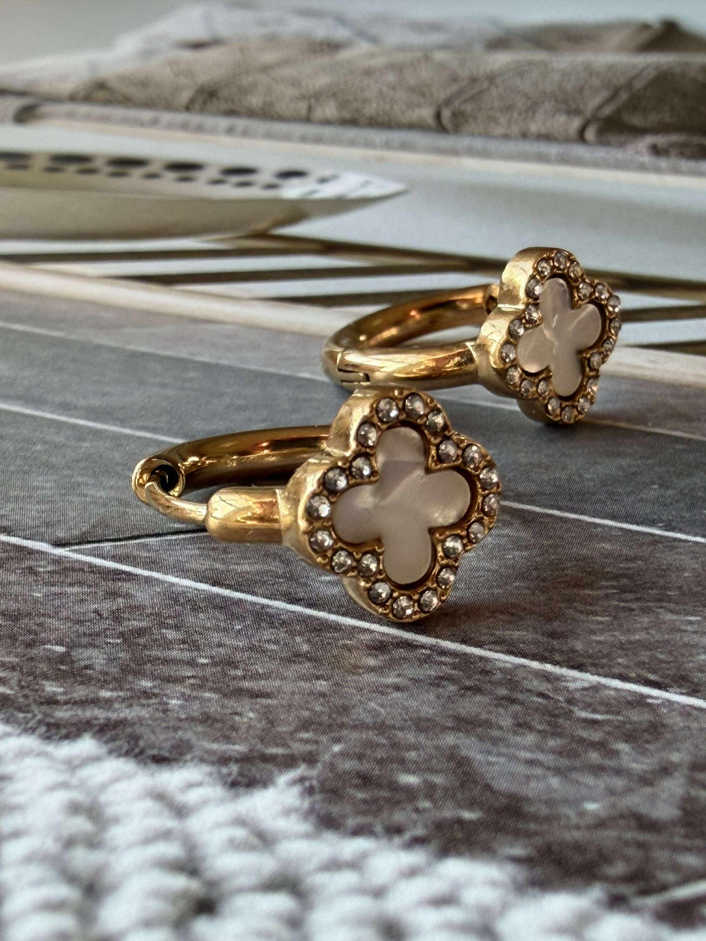 Örhängen ELLIE - förgyllda och besatta med zirkoner