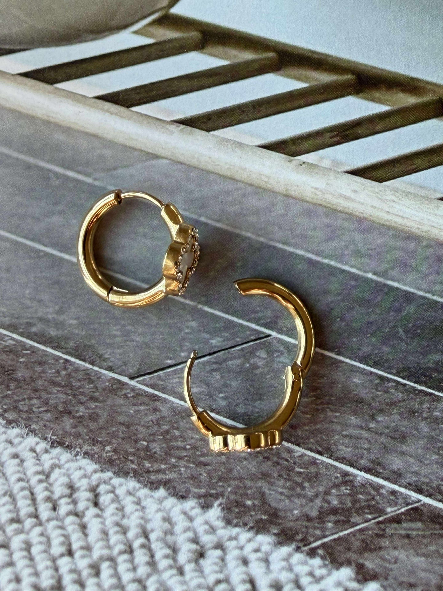 Örhängen ELLIE - förgyllda och besatta med zirkoner