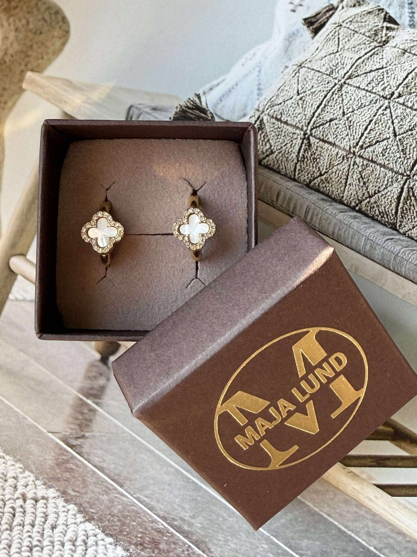 Örhängen ELLIE - förgyllda och besatta med zirkoner