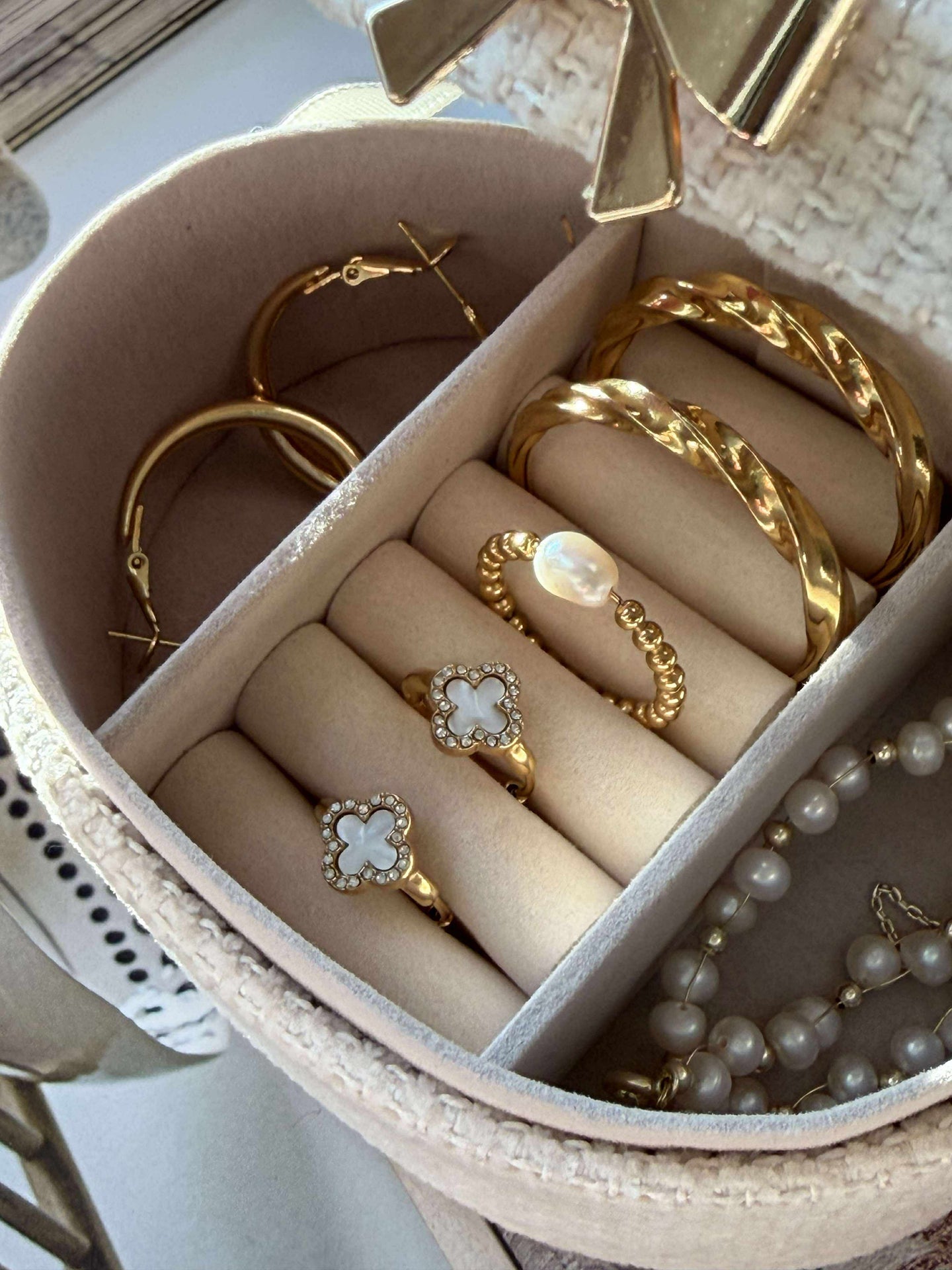 Örhängen ELLIE - förgyllda och besatta med zirkoner