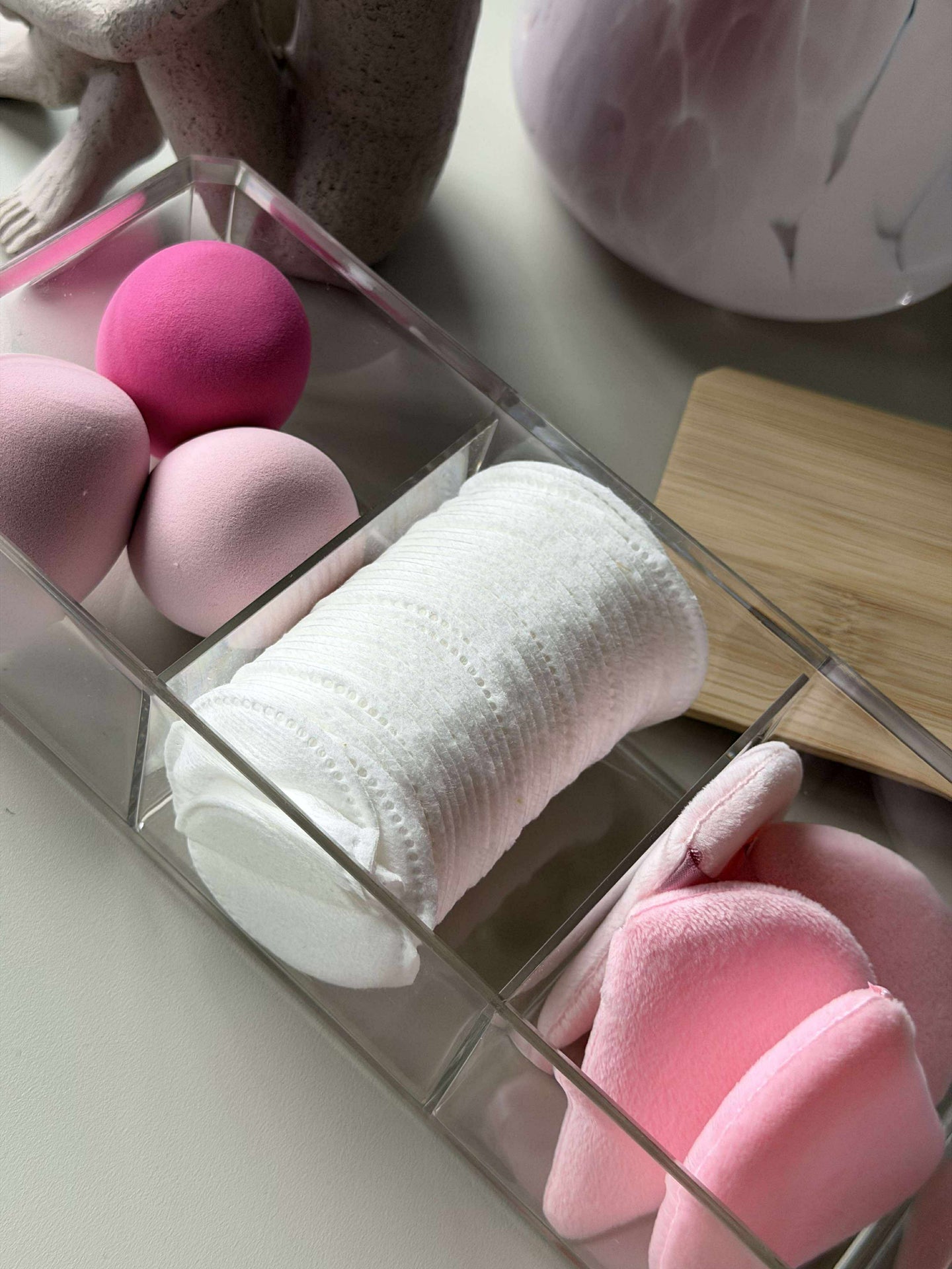 Makeuporganiser med innehåll