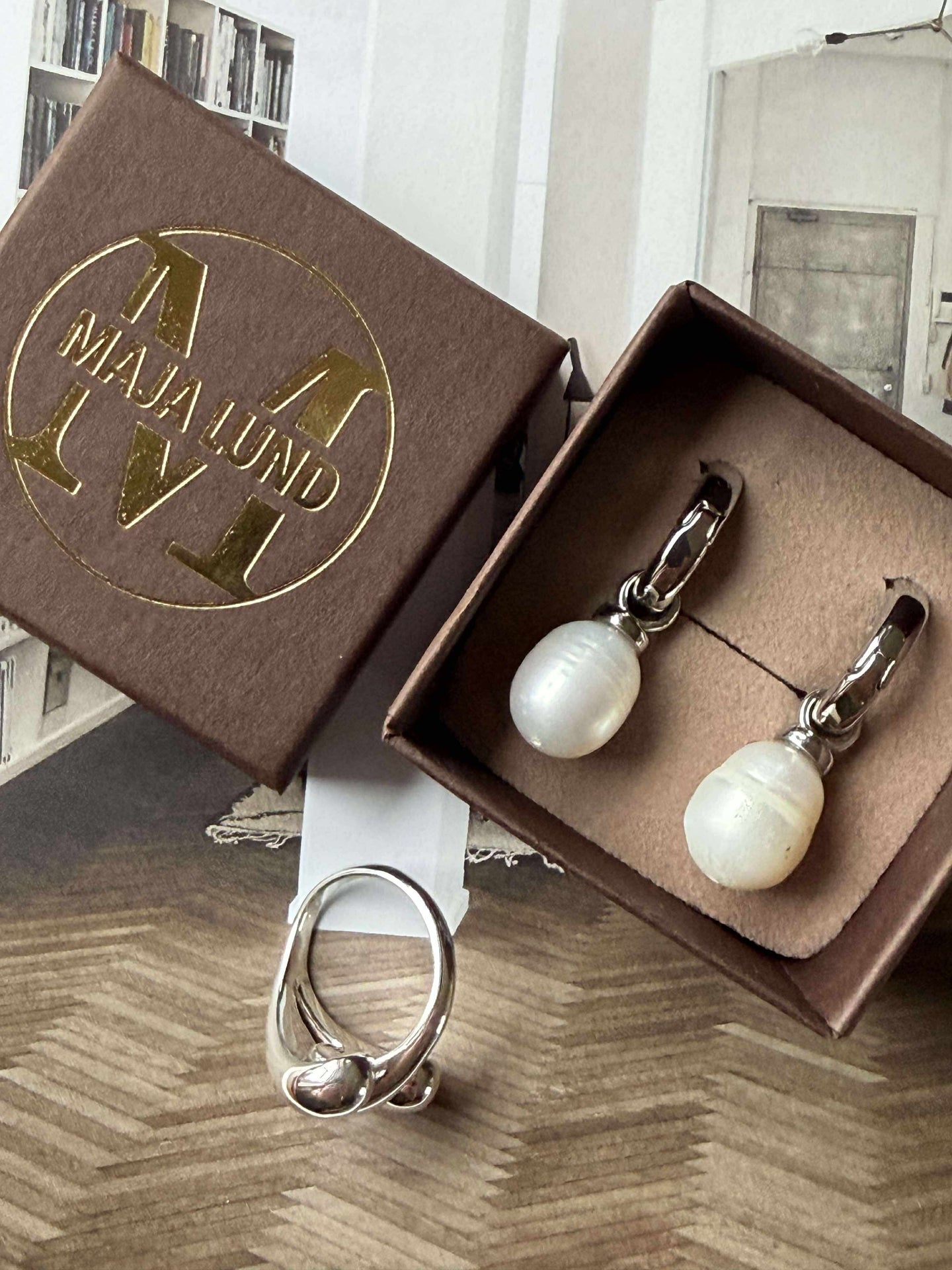 Örhängen Signe - med sötvattenspärlor - rodiumpläterad