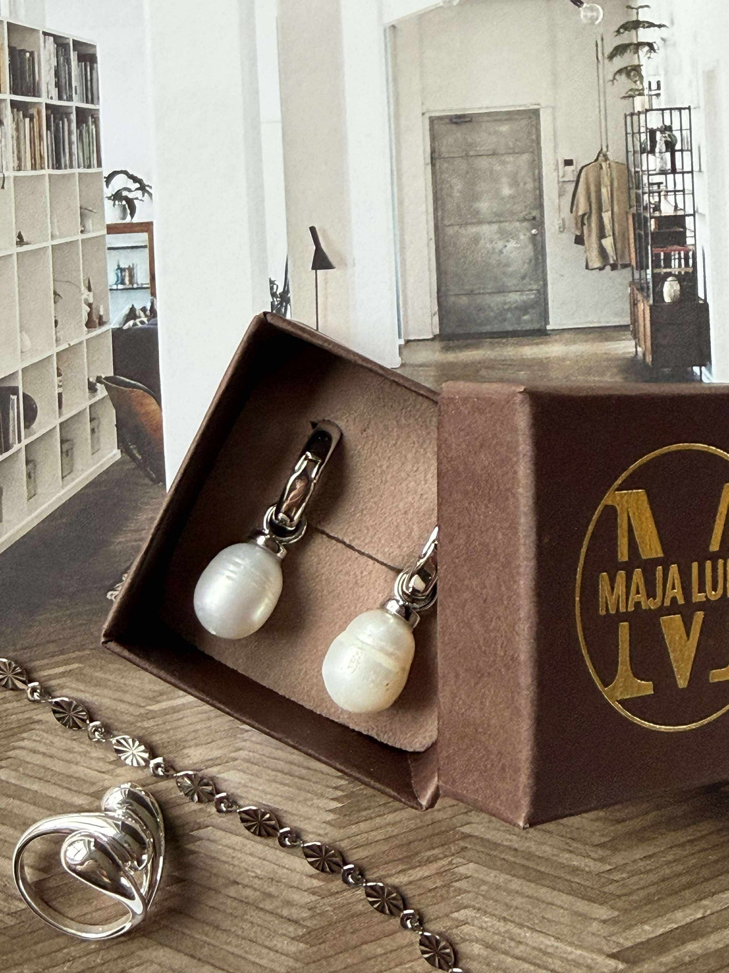 Örhängen Signe - med sötvattenspärlor - rodiumpläterad