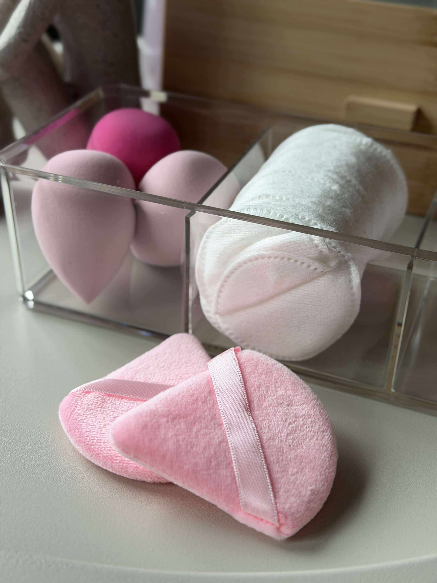 Makeuporganiser med innehåll
