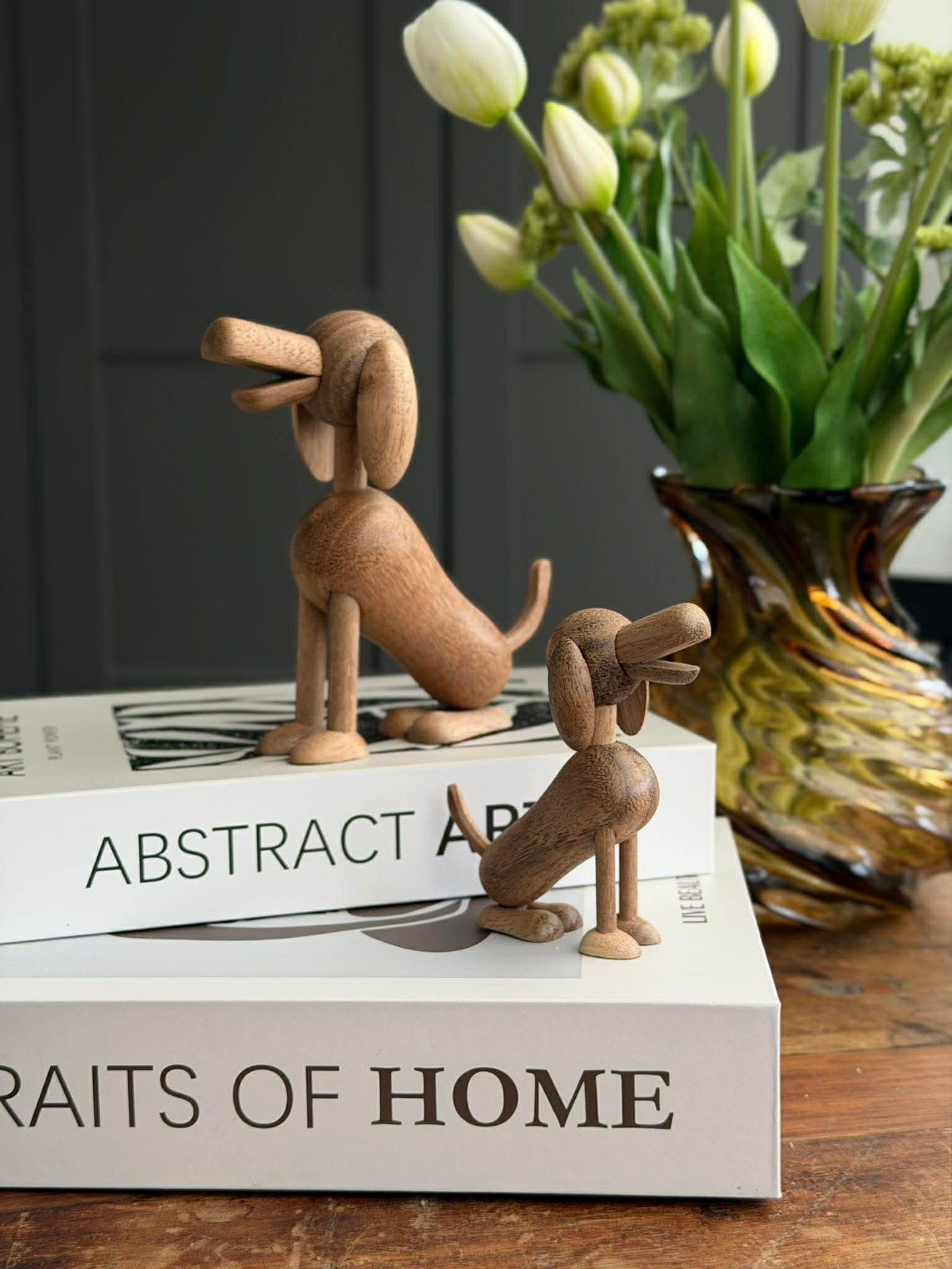 Sittande Hund Amber/Brun - Flera storlekar