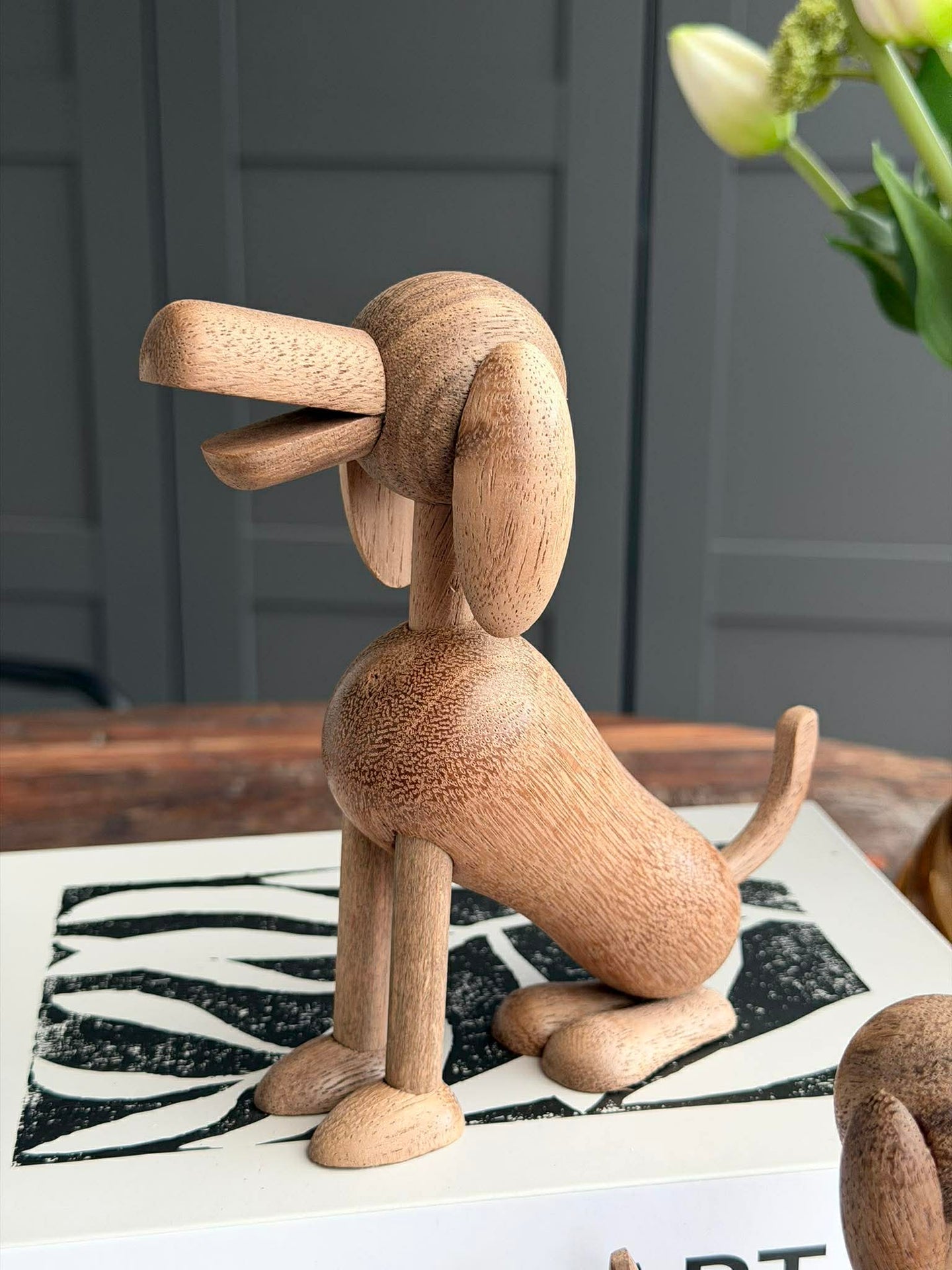 Sittande Hund Amber/Brun - Flera storlekar